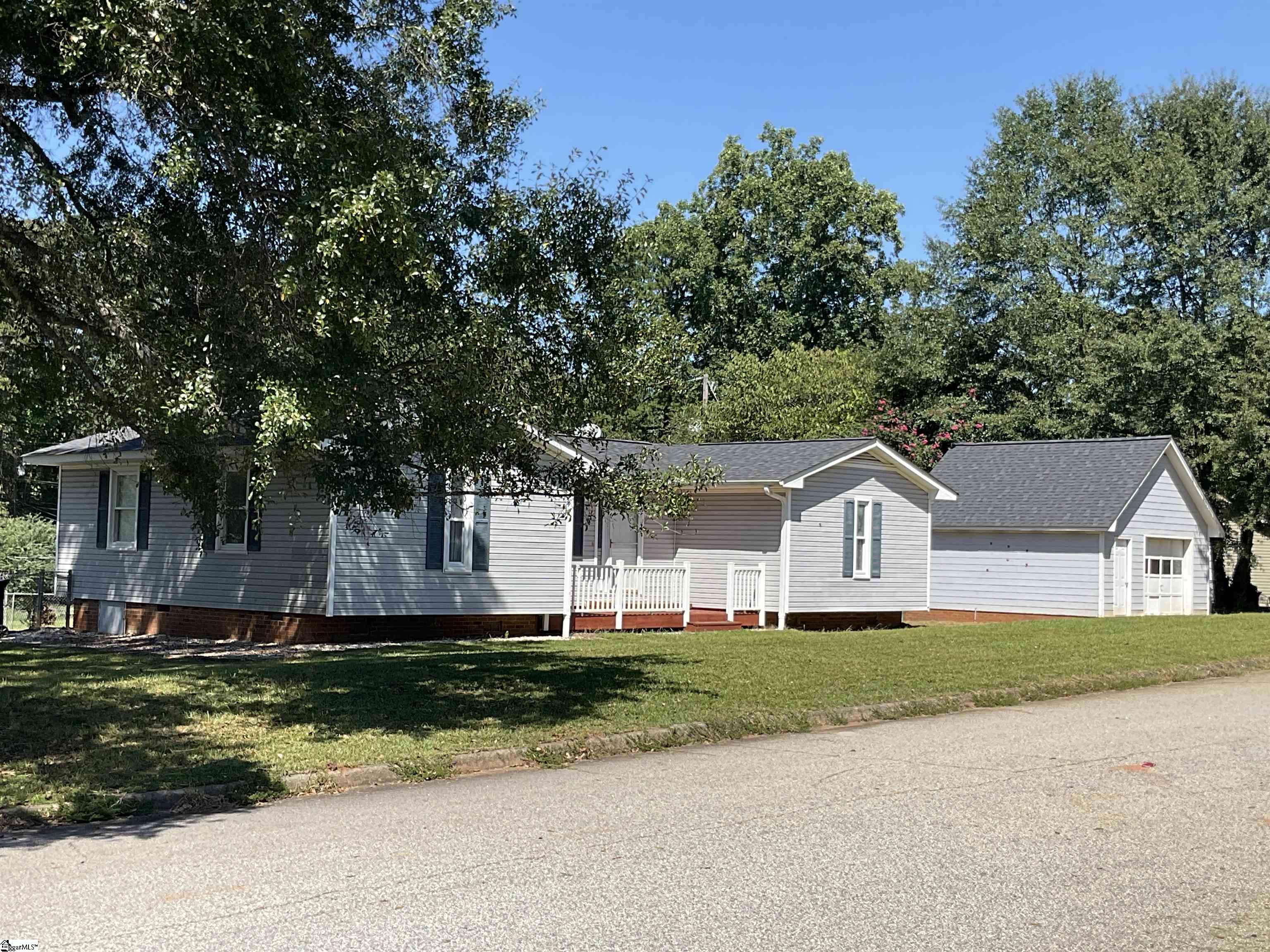 220 Larchwood Drive Simpsonville, SC 29680