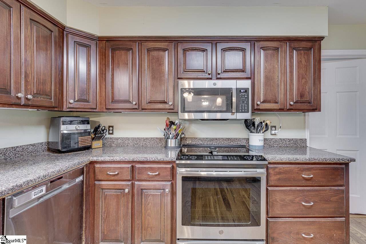206 W Killarney Lake Moore, SC 29369