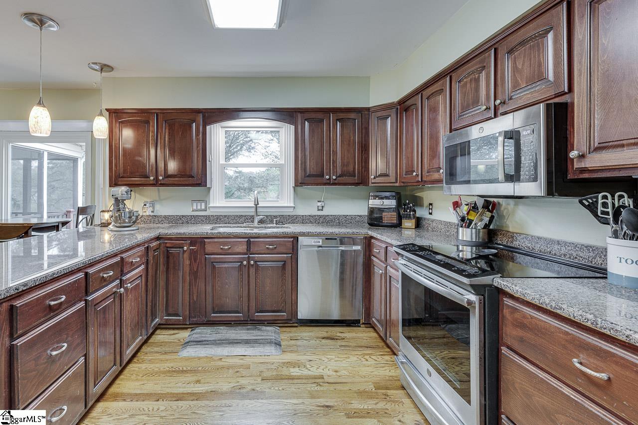 206 W Killarney Lake Moore, SC 29369
