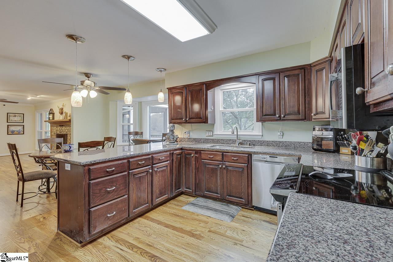 206 W Killarney Lake Moore, SC 29369