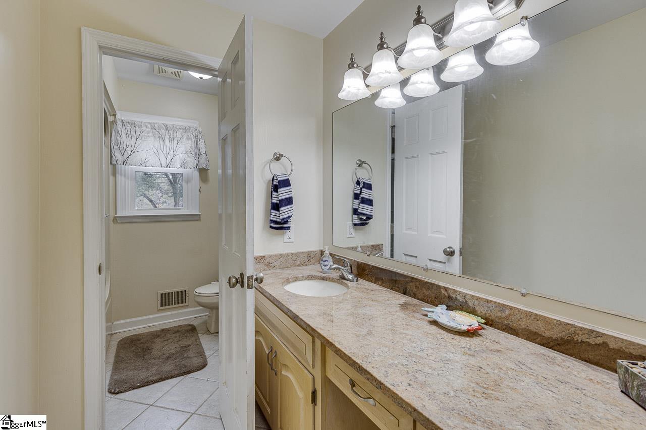 206 W Killarney Lake Moore, SC 29369