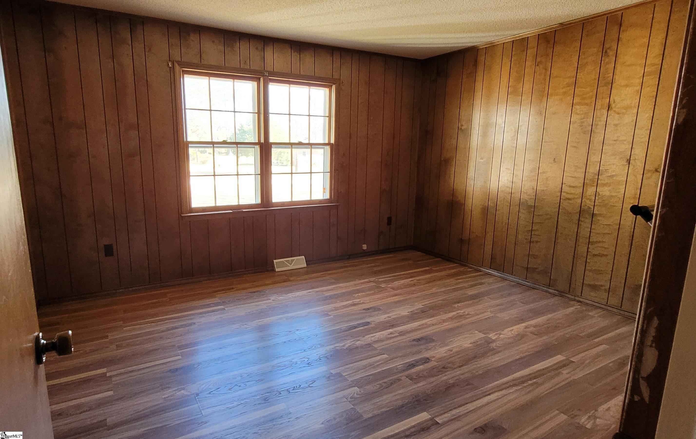 102 Brookwood Lane Greenwood, SC 29646