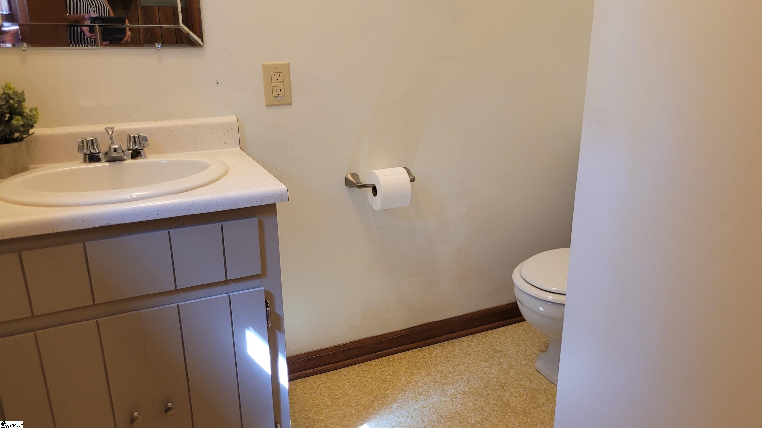 102 Brookwood Lane Greenwood, SC 29646