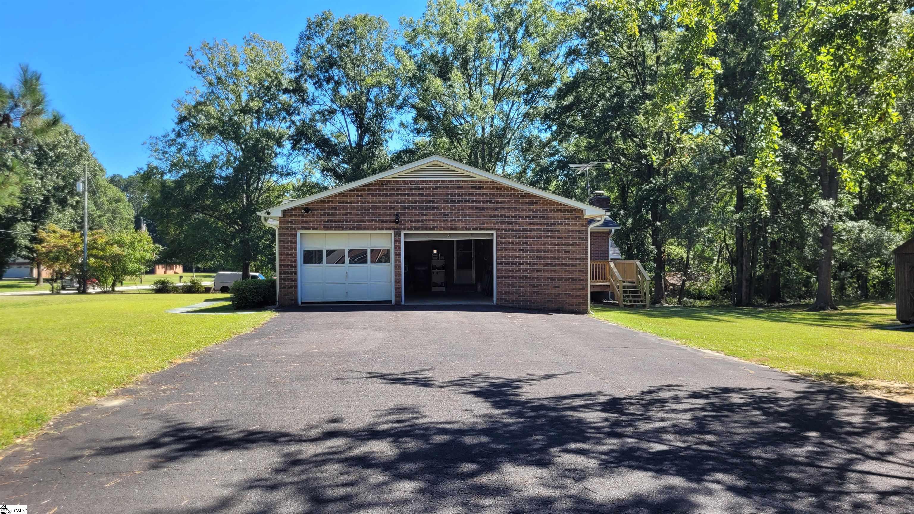 102 Brookwood Lane Greenwood, SC 29646