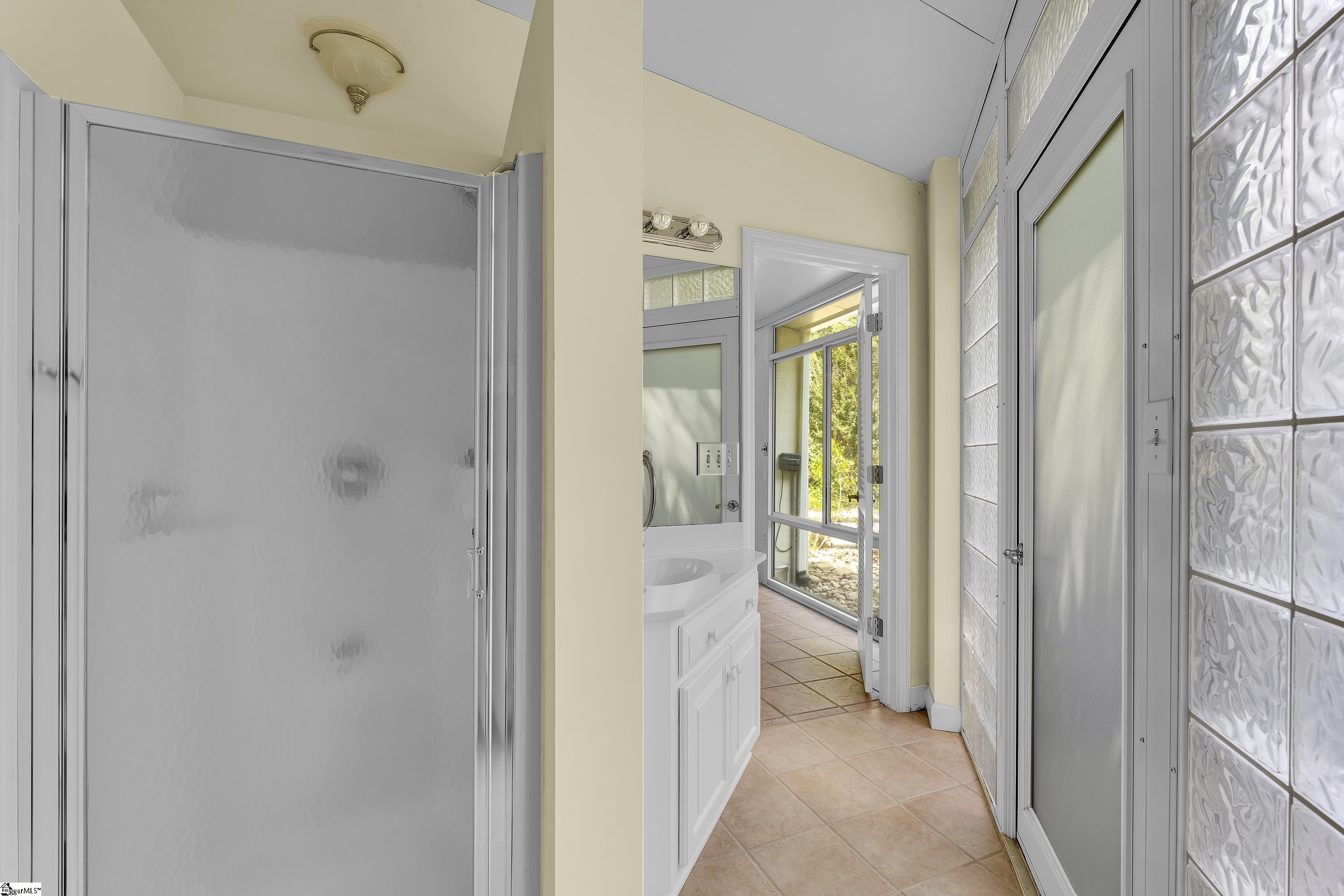 15 Darien Way Greenville, SC 29615-3236