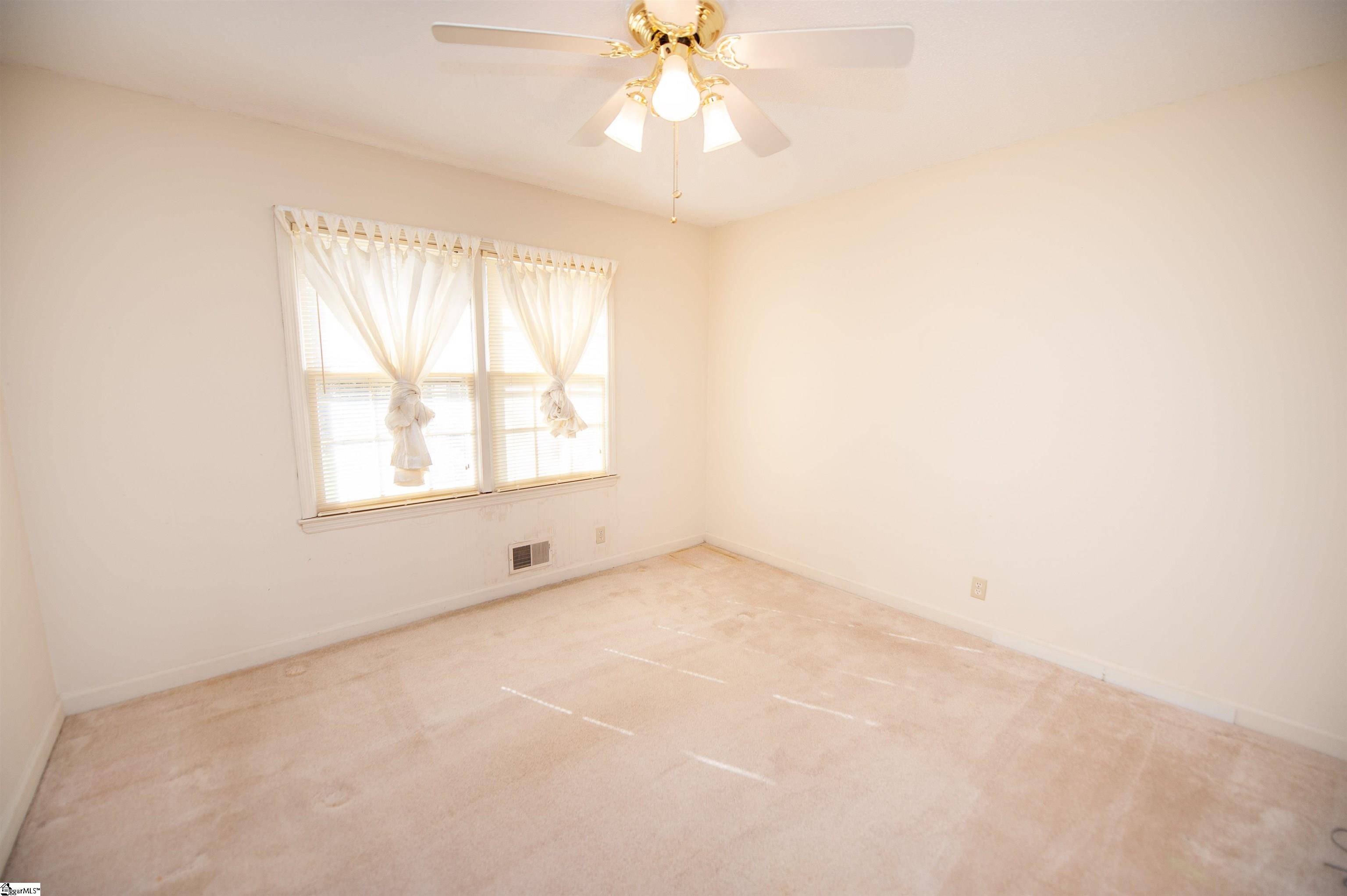 322 Seven Oaks Lane Spartanburg, SC 29301