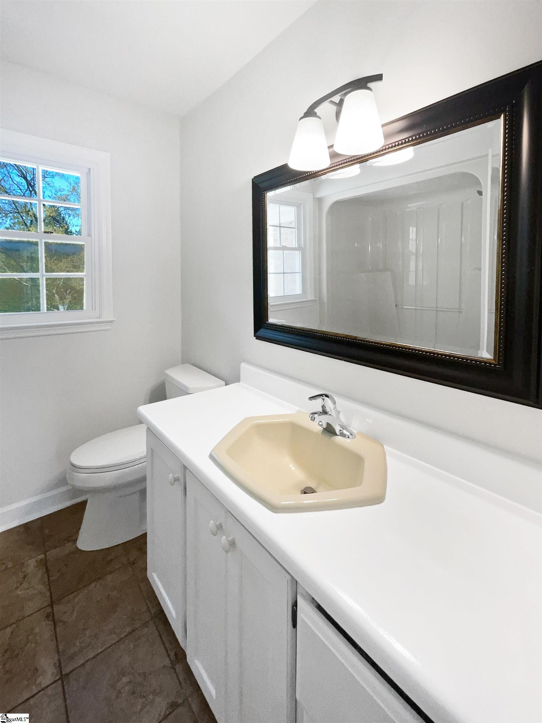 909 Burkshire Court Spartanburg, SC 29301