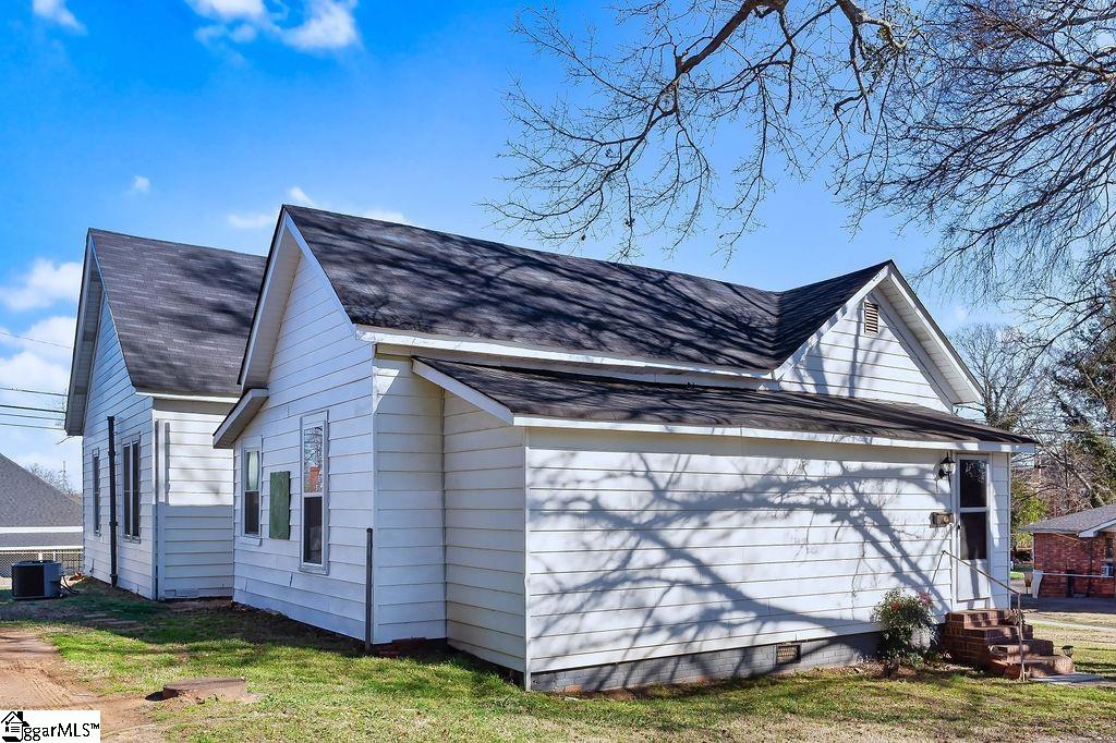 15 S Greenwood Avenue Ware Shoals, SC 29629