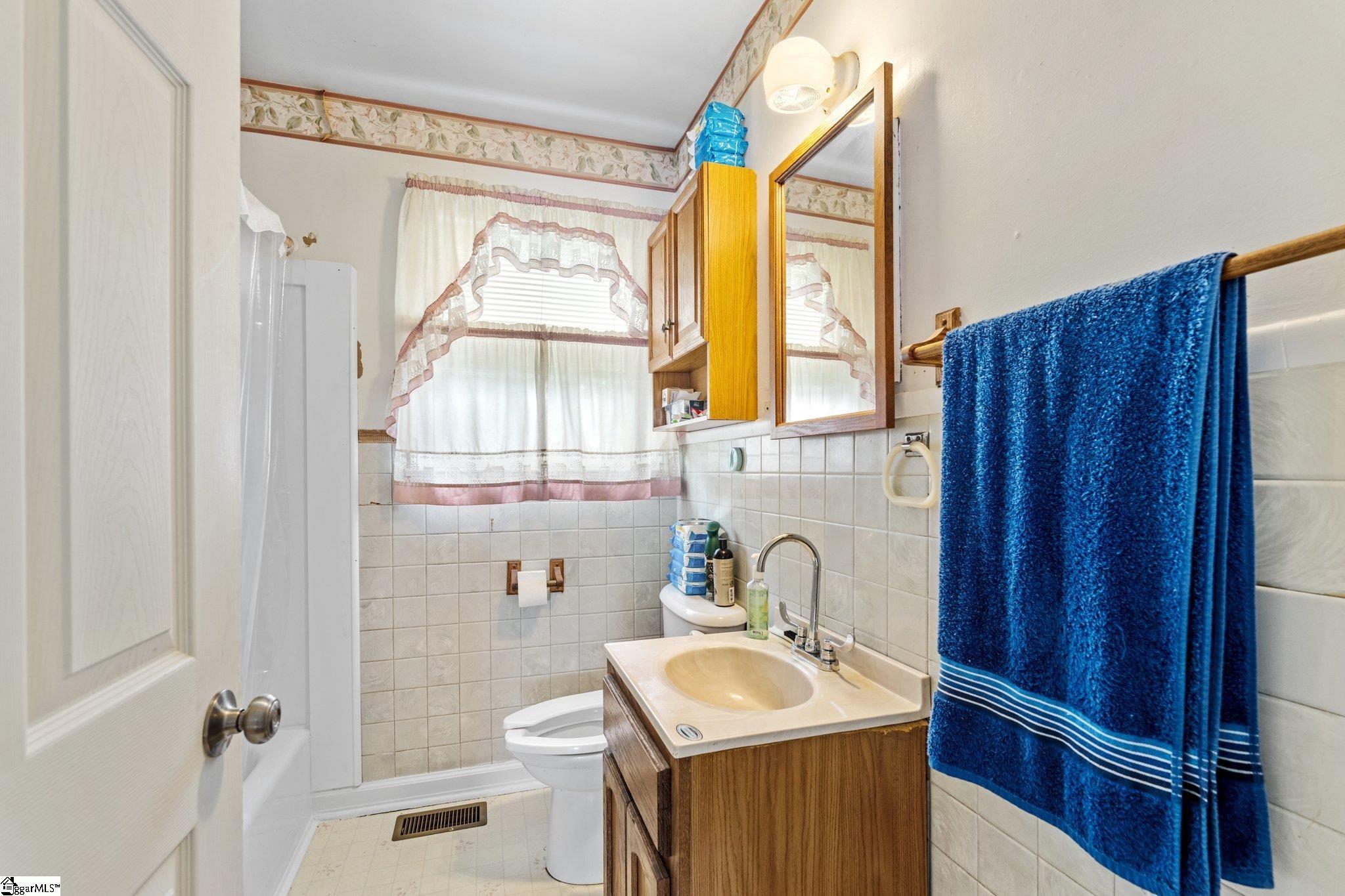 28 Mayflower Avenue Greenville, SC 29605