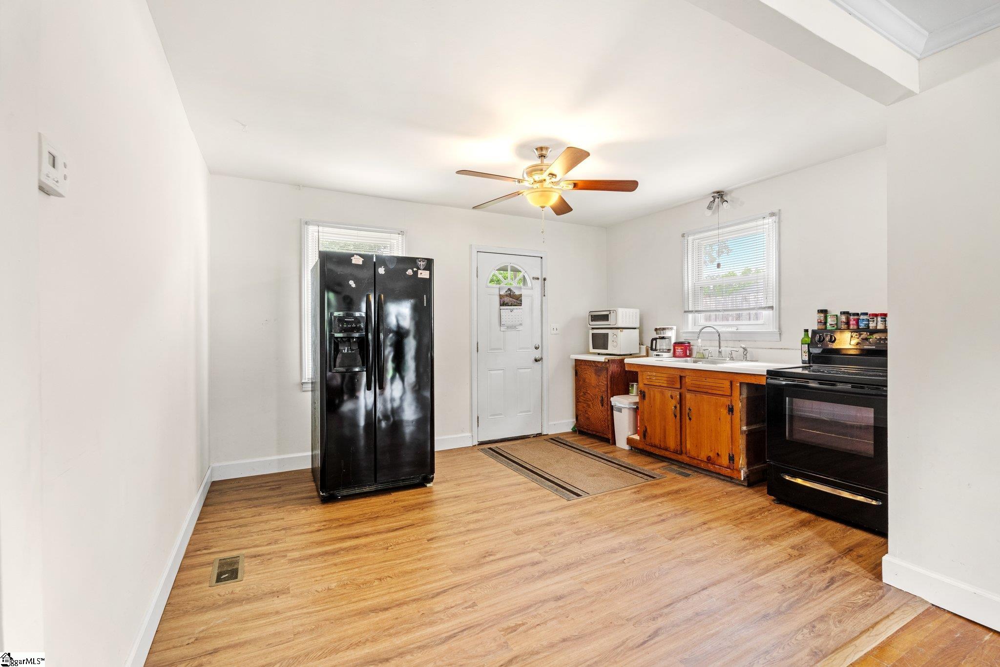 28 Mayflower Avenue Greenville, SC 29605