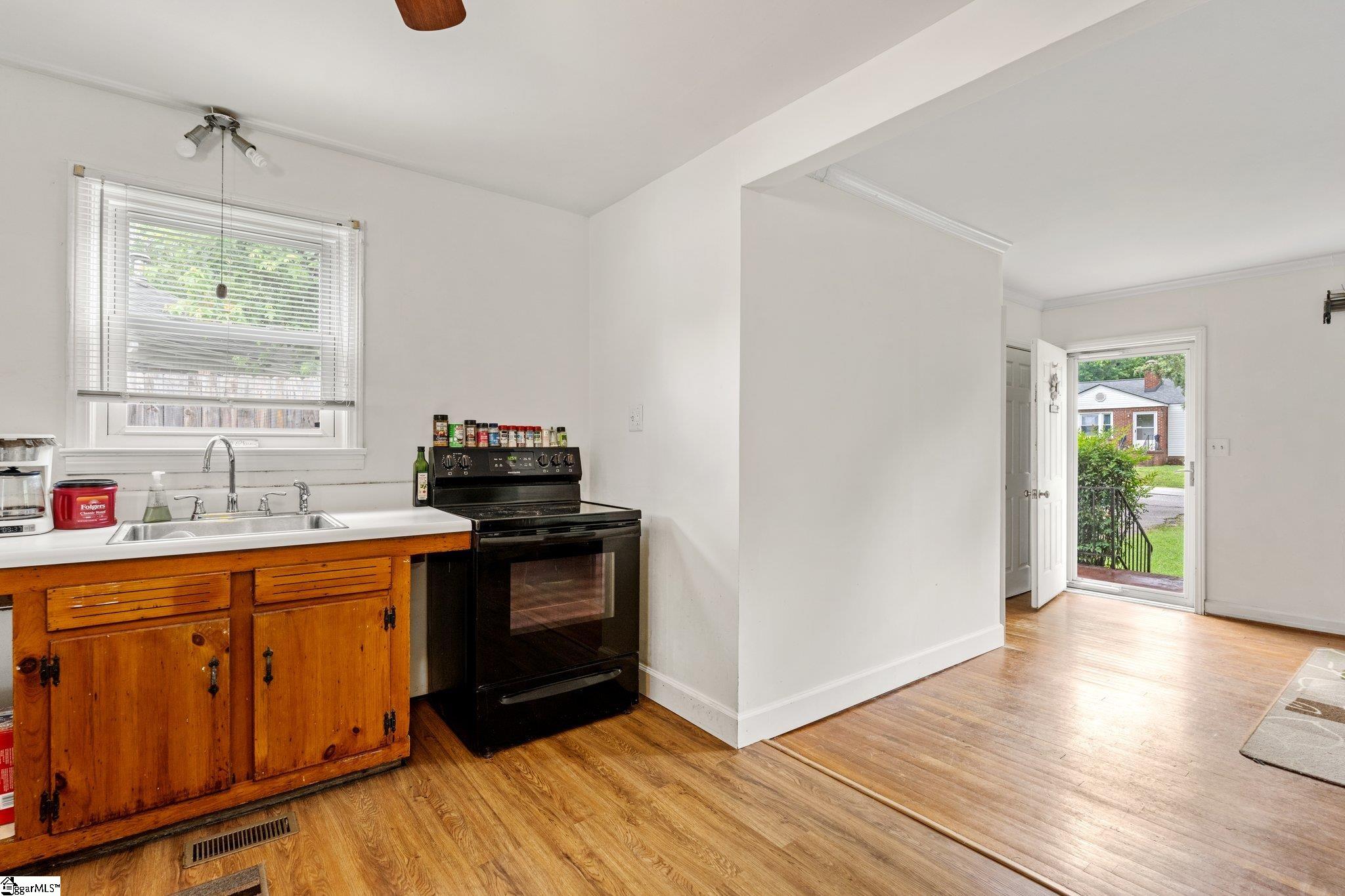 28 Mayflower Avenue Greenville, SC 29605