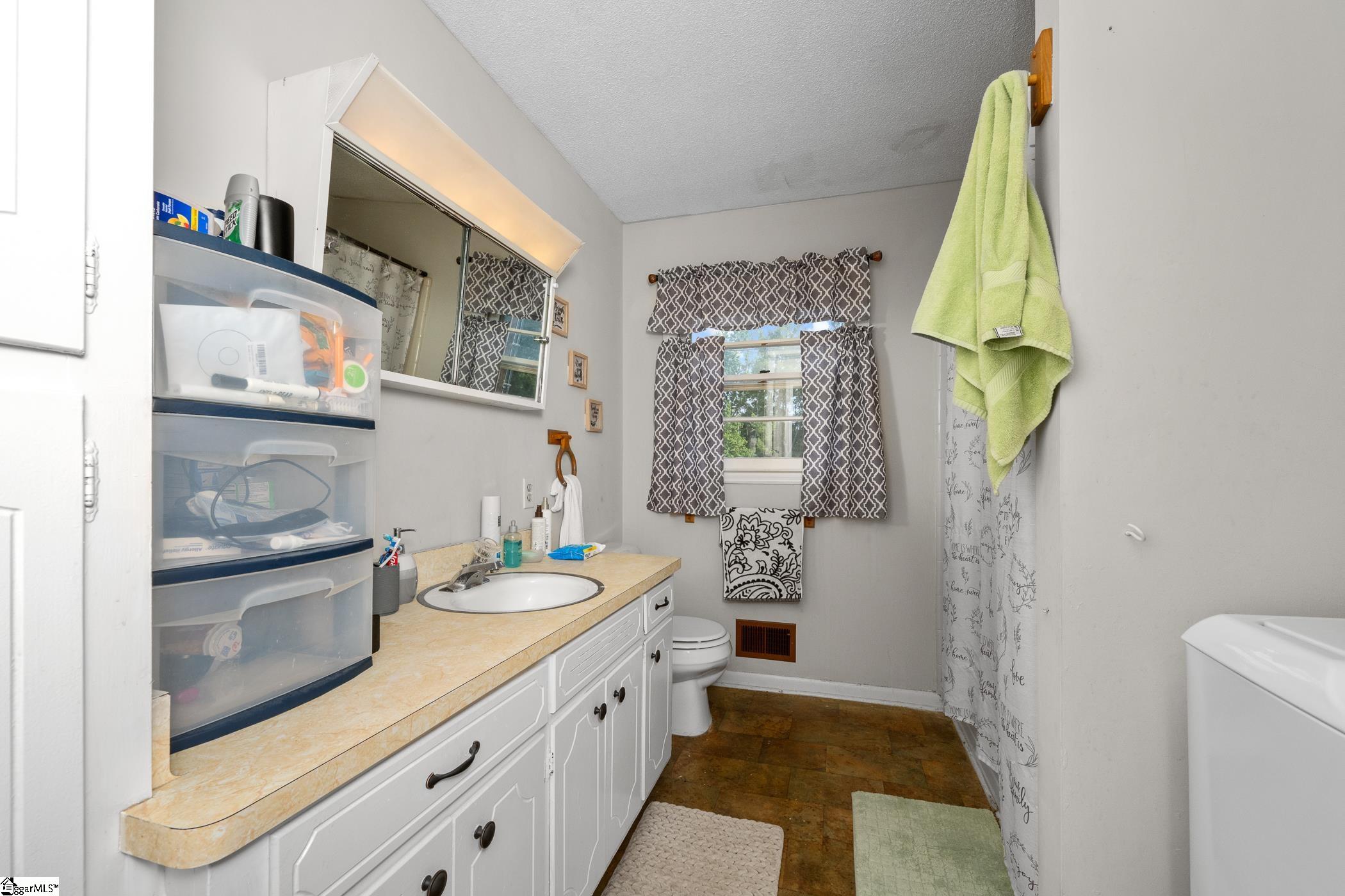 213 Knollwood Drive Spartanburg, SC 29301