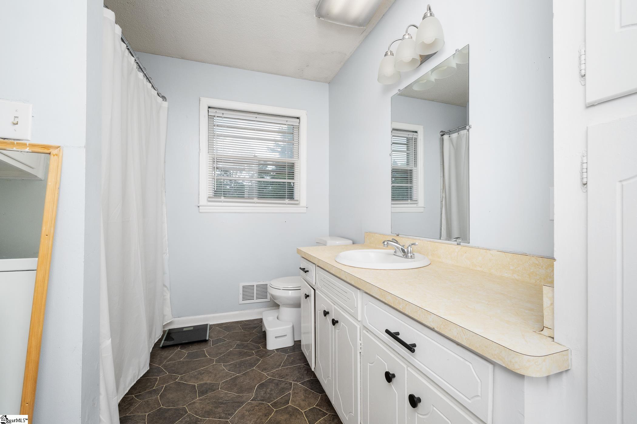 213 Knollwood Drive Spartanburg, SC 29301