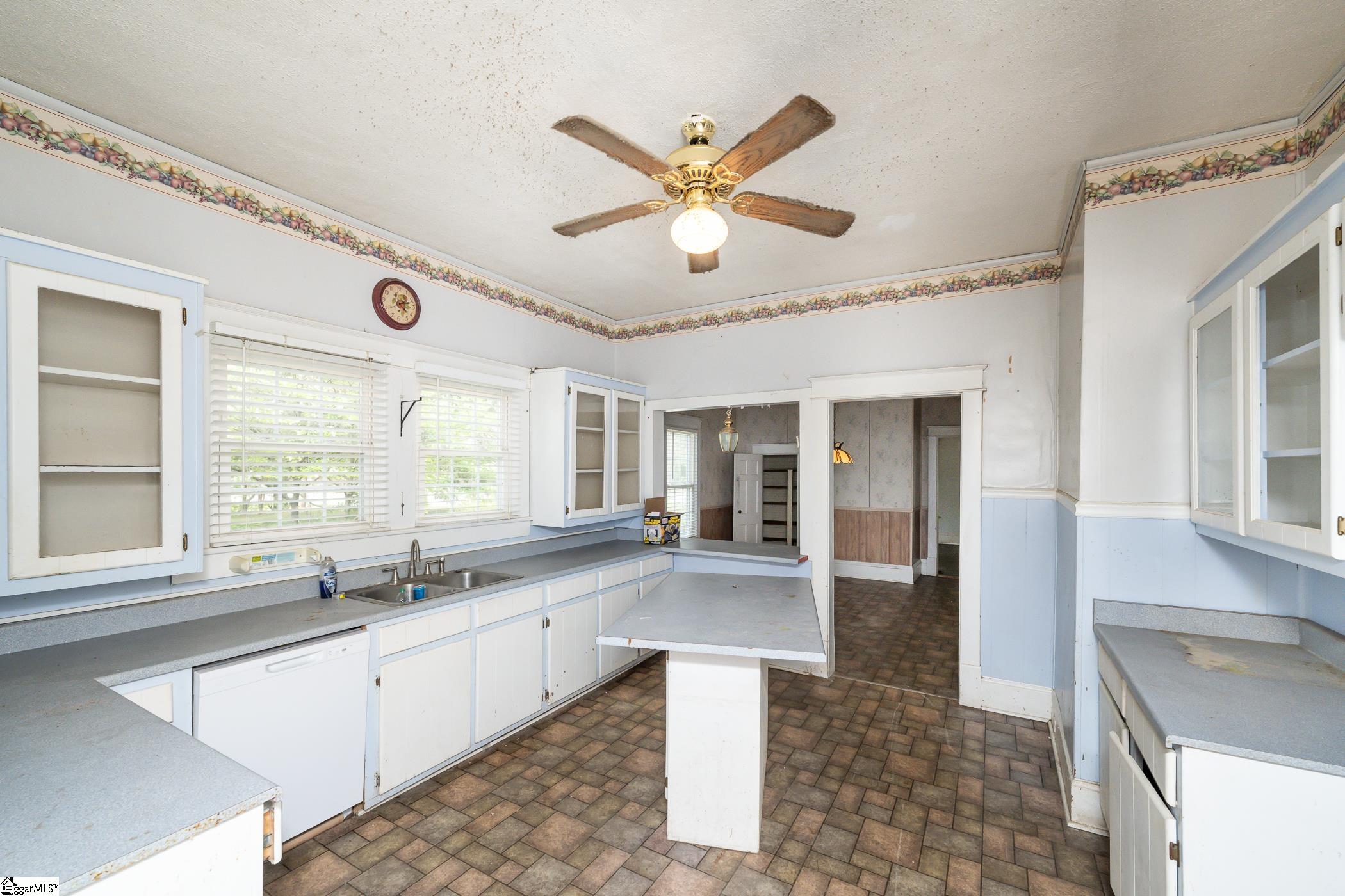 8 E Mountain Creek Road Greenville, SC 29609