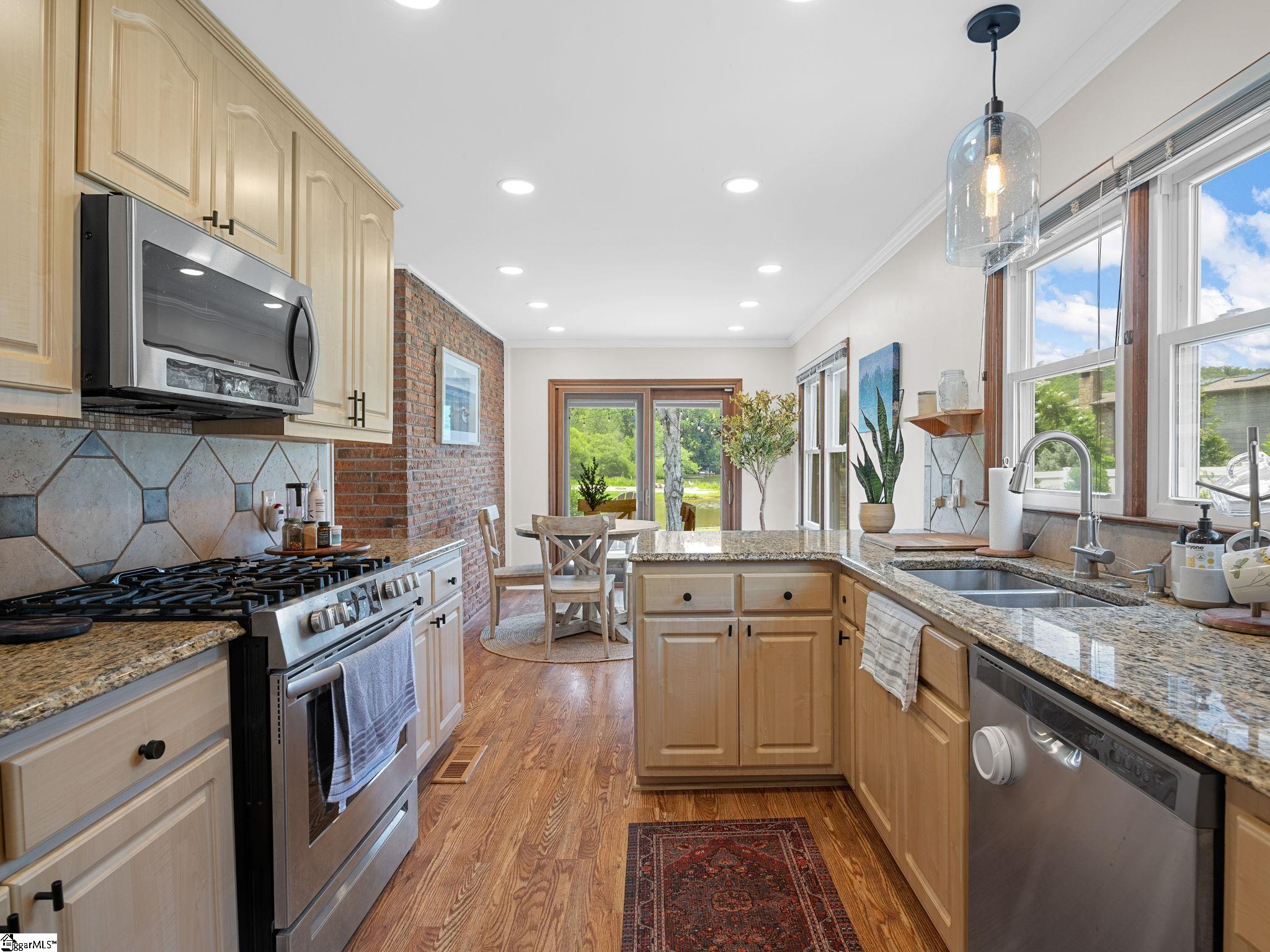 1326 E Lakeshore Drive Landrum, SC 29356