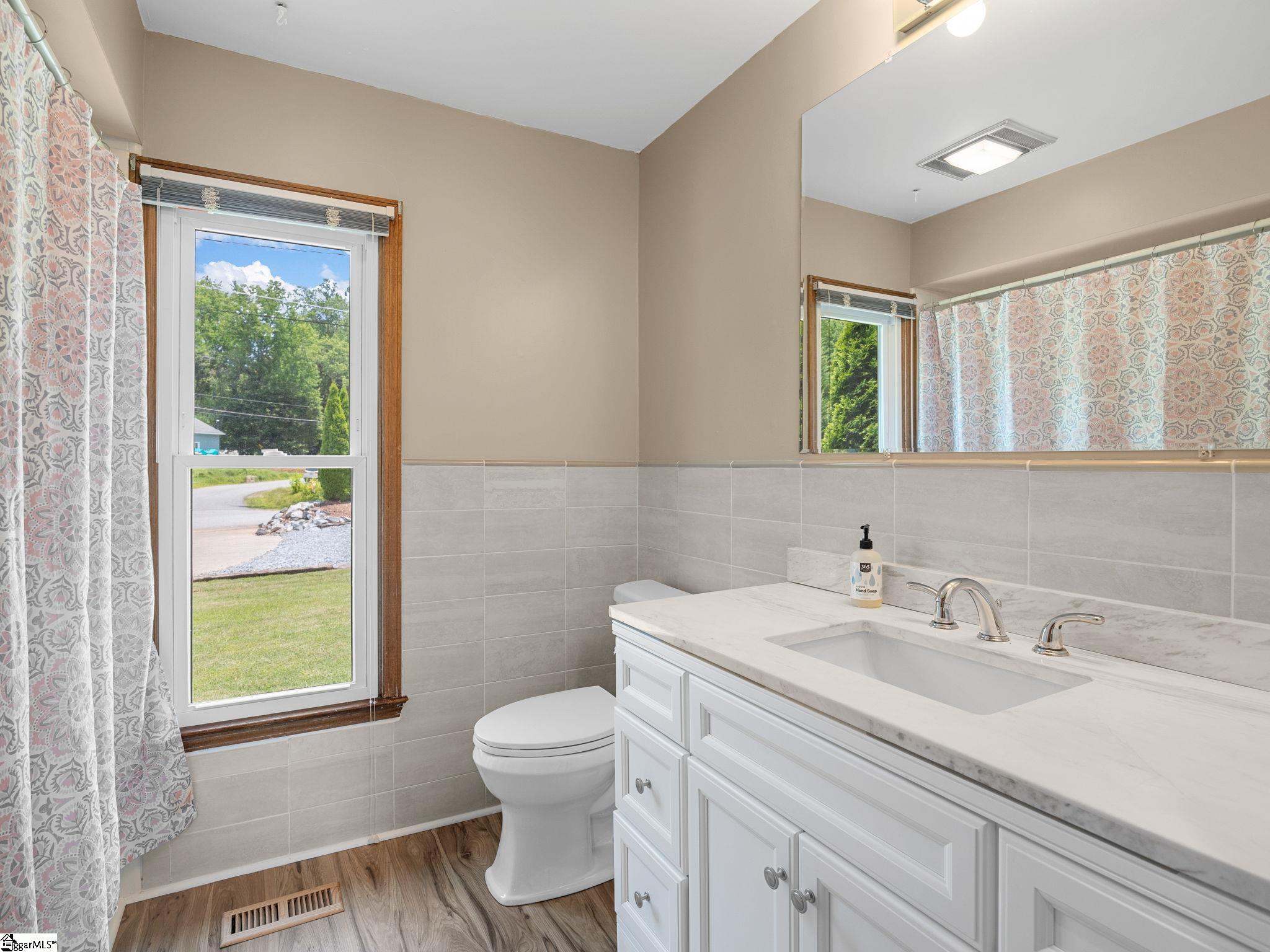1326 E Lakeshore Drive Landrum, SC 29356