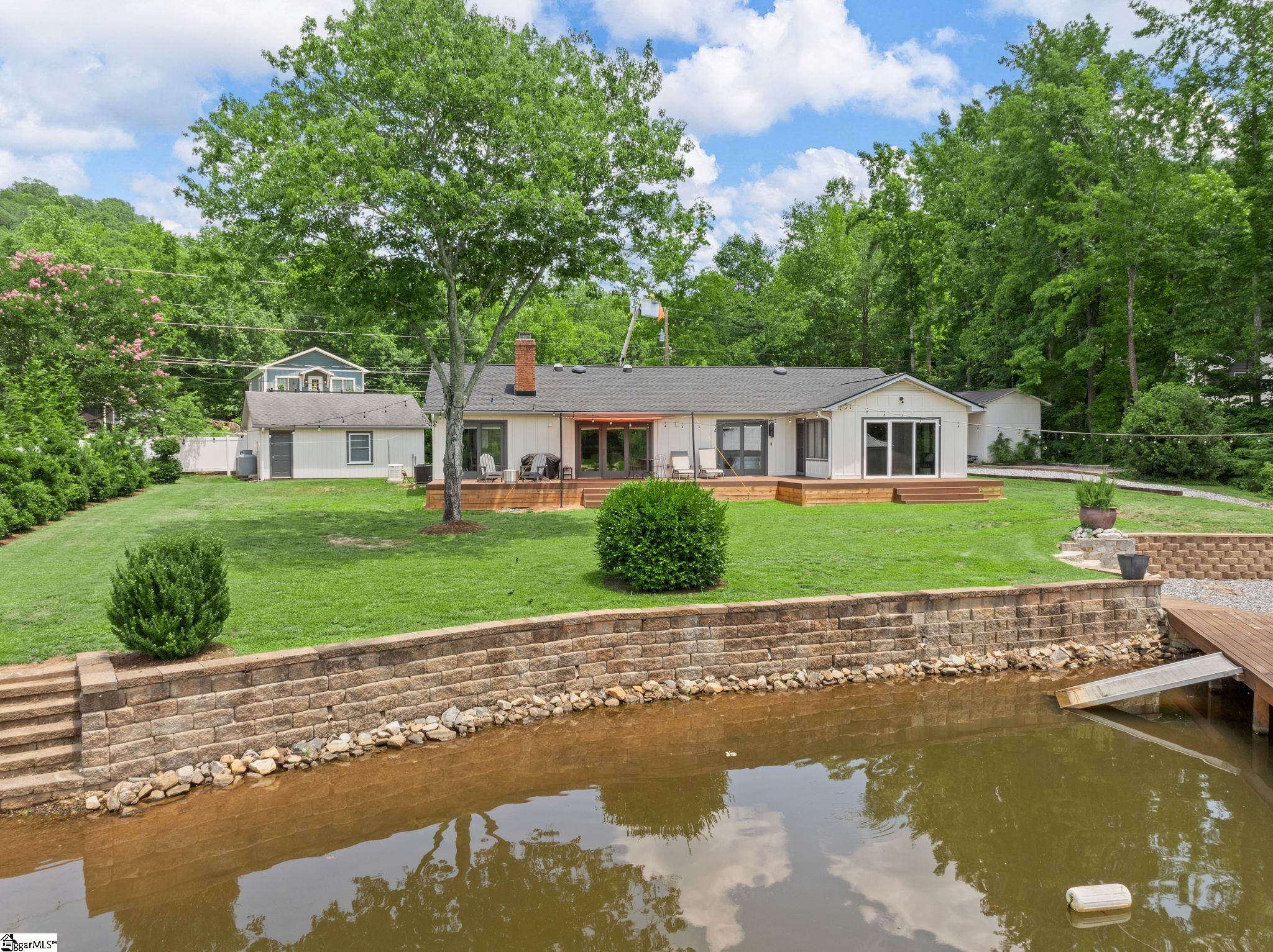 1326 E Lakeshore Drive Landrum, SC 29356
