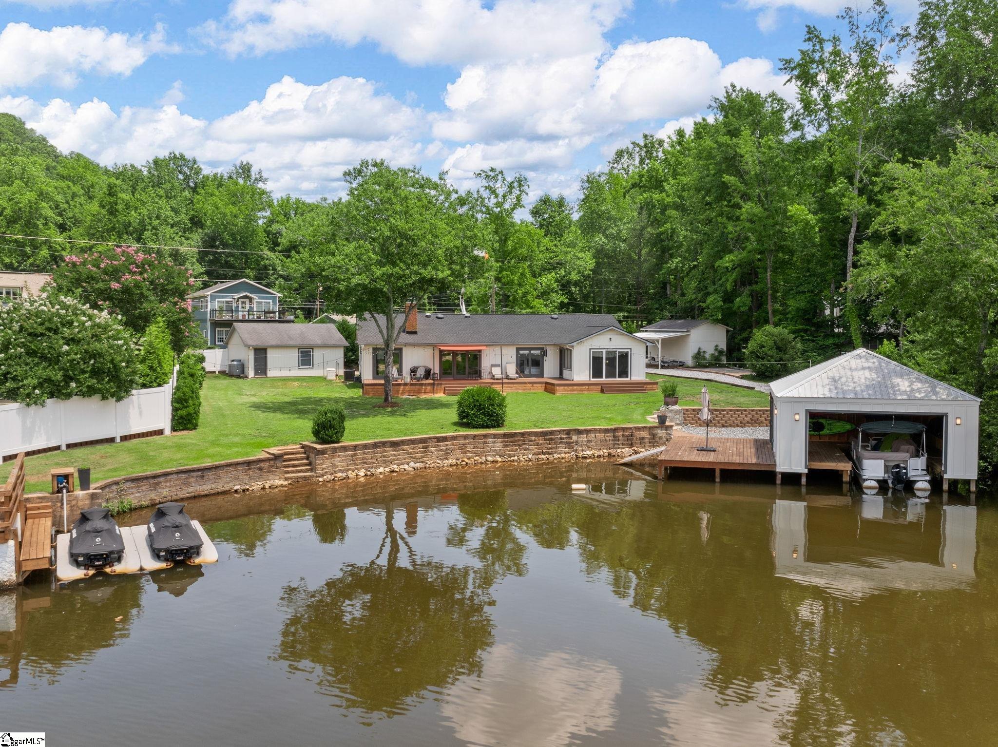1326 E Lakeshore Drive Landrum, SC 29356