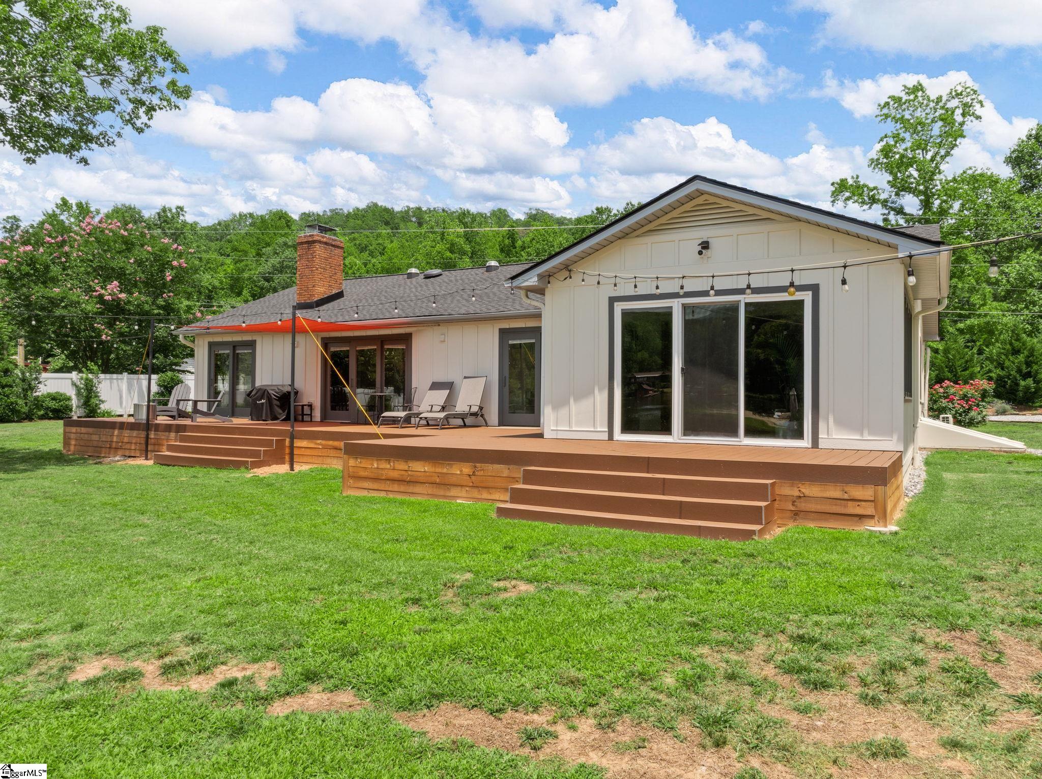 1326 E Lakeshore Drive Landrum, SC 29356