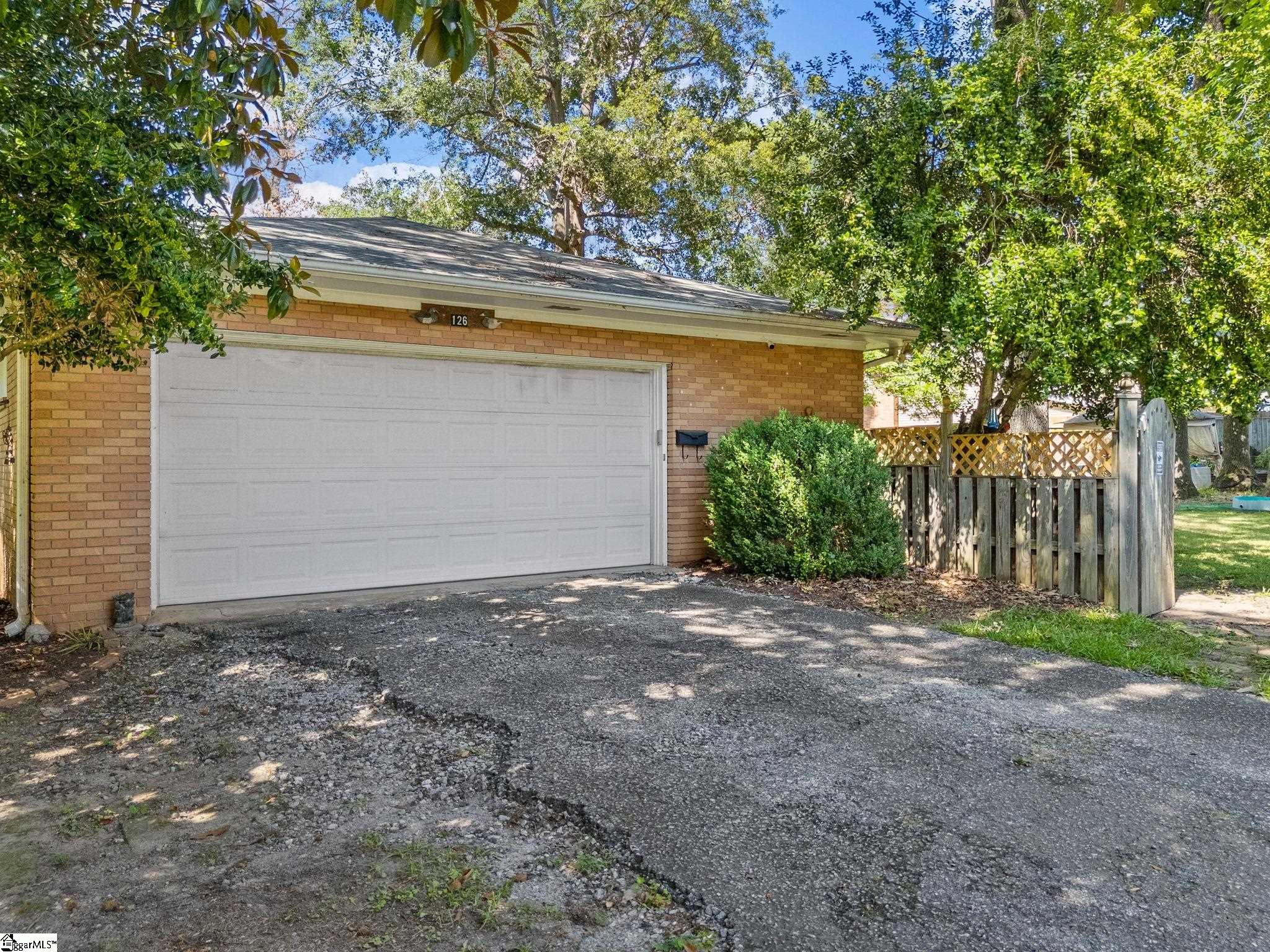 126 Spring Valley Drive Spartanburg, SC 29301