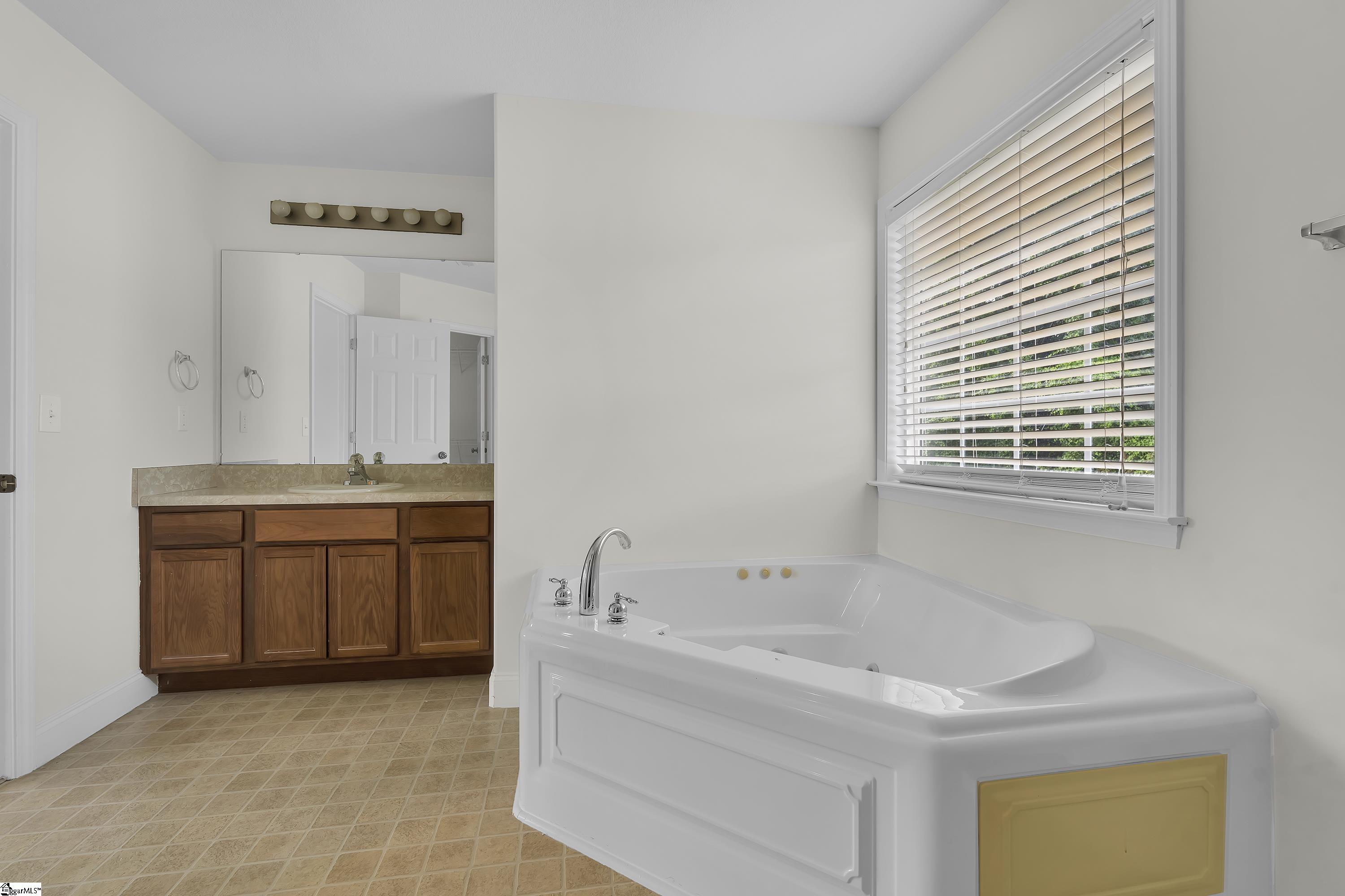 23 Whitethorn Lane Greenville, SC 29607