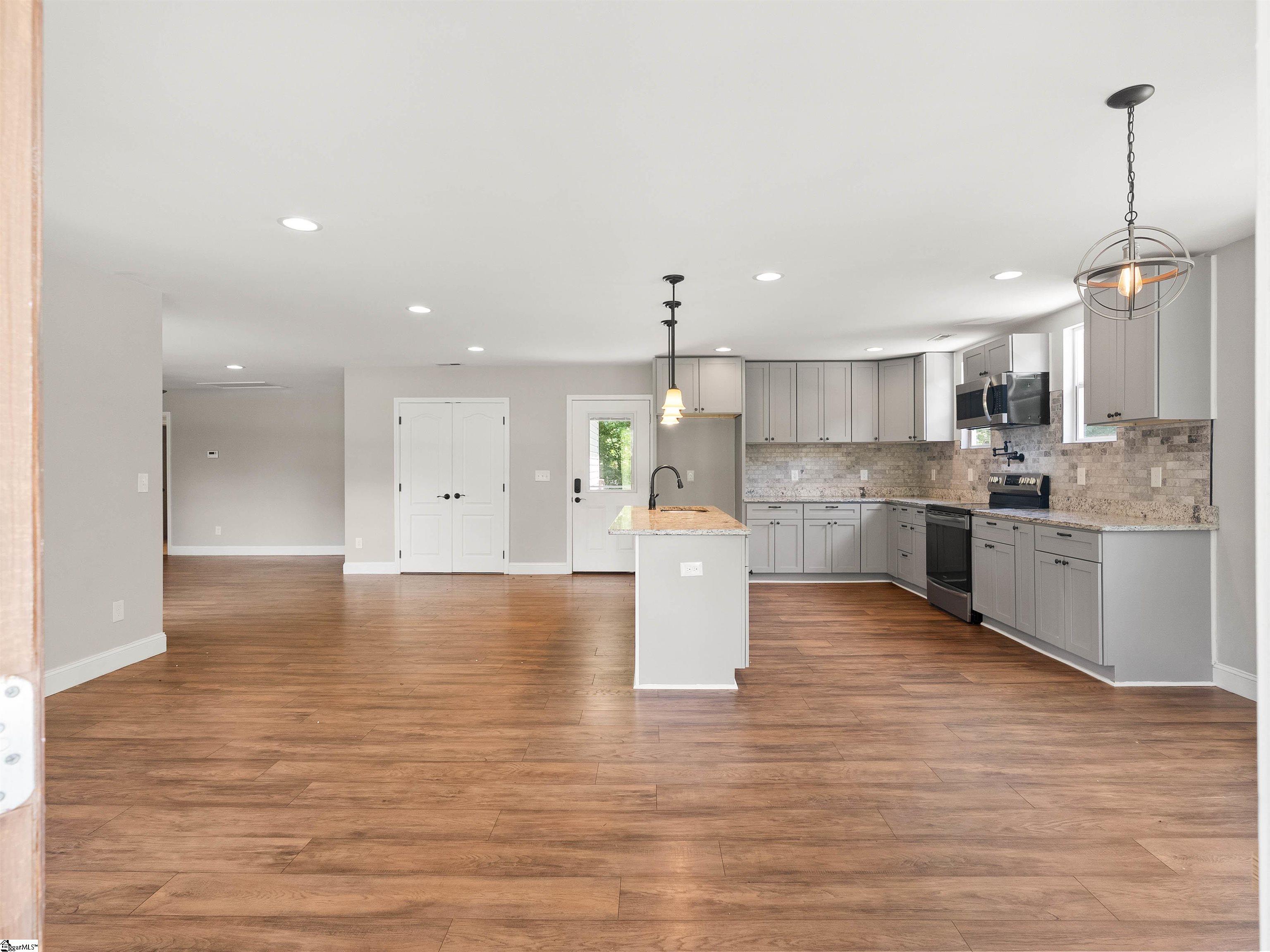 10 N Rockview Drive Greenville, SC 29609