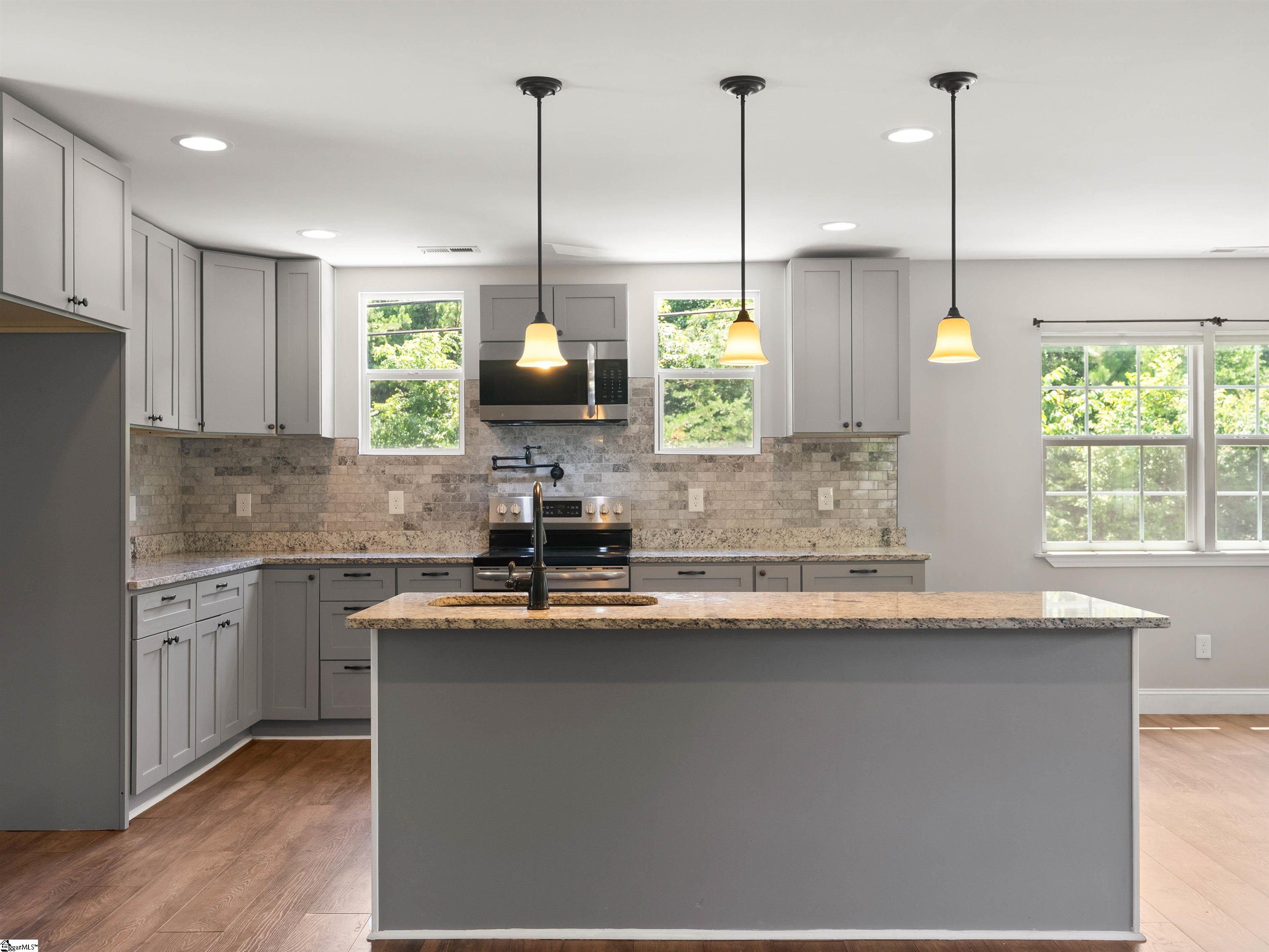 10 N Rockview Drive Greenville, SC 29609