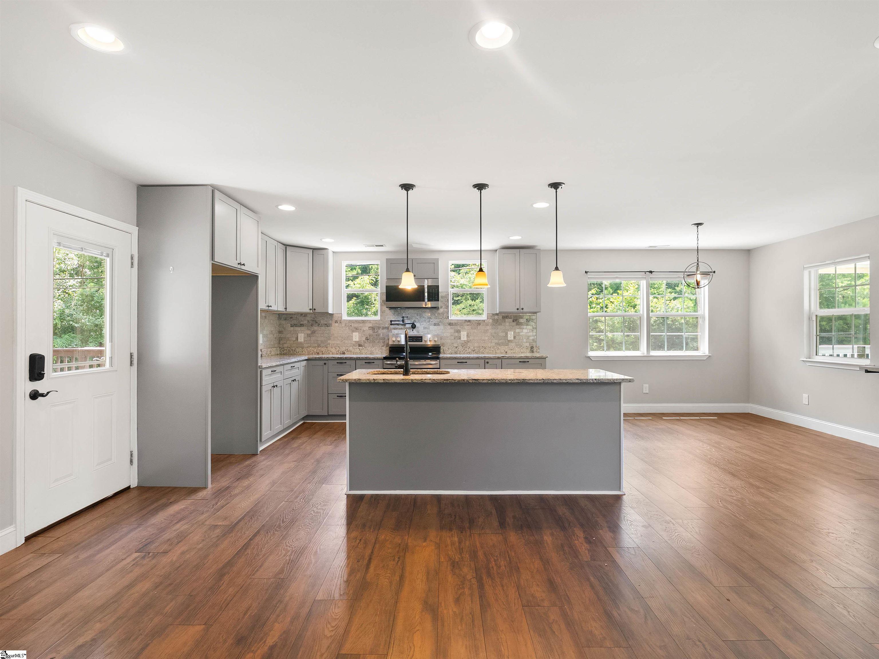 10 N Rockview Drive Greenville, SC 29609