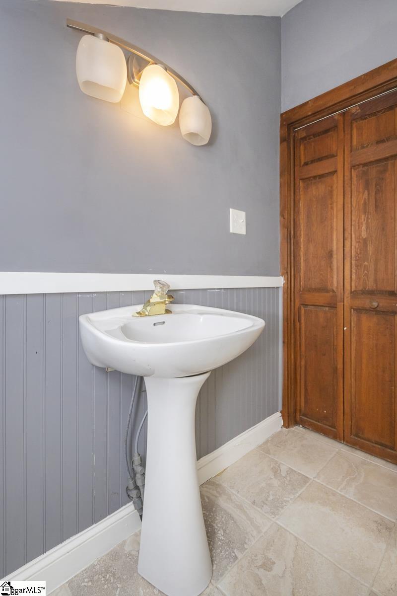 560 Athens Street Hartwell, GA 30643