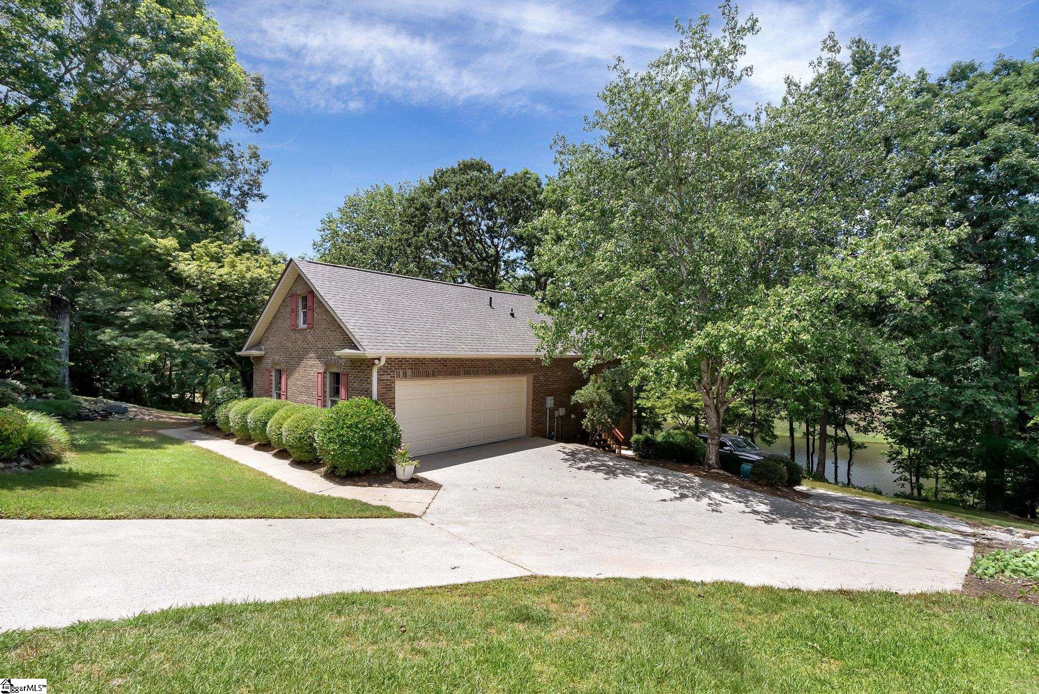 124 Lake Point Drive Taylors, SC 29687