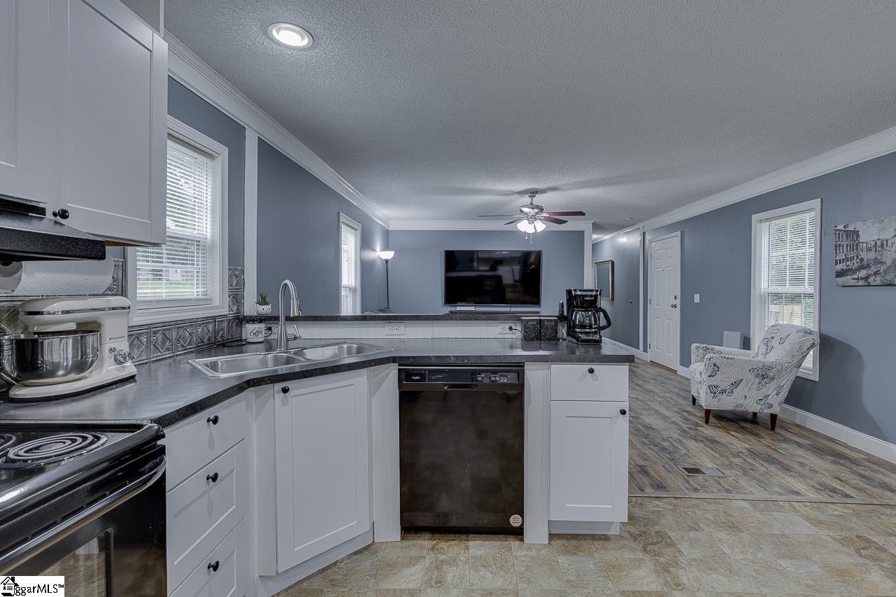 561 Waspnest Road Wellford, SC 29835