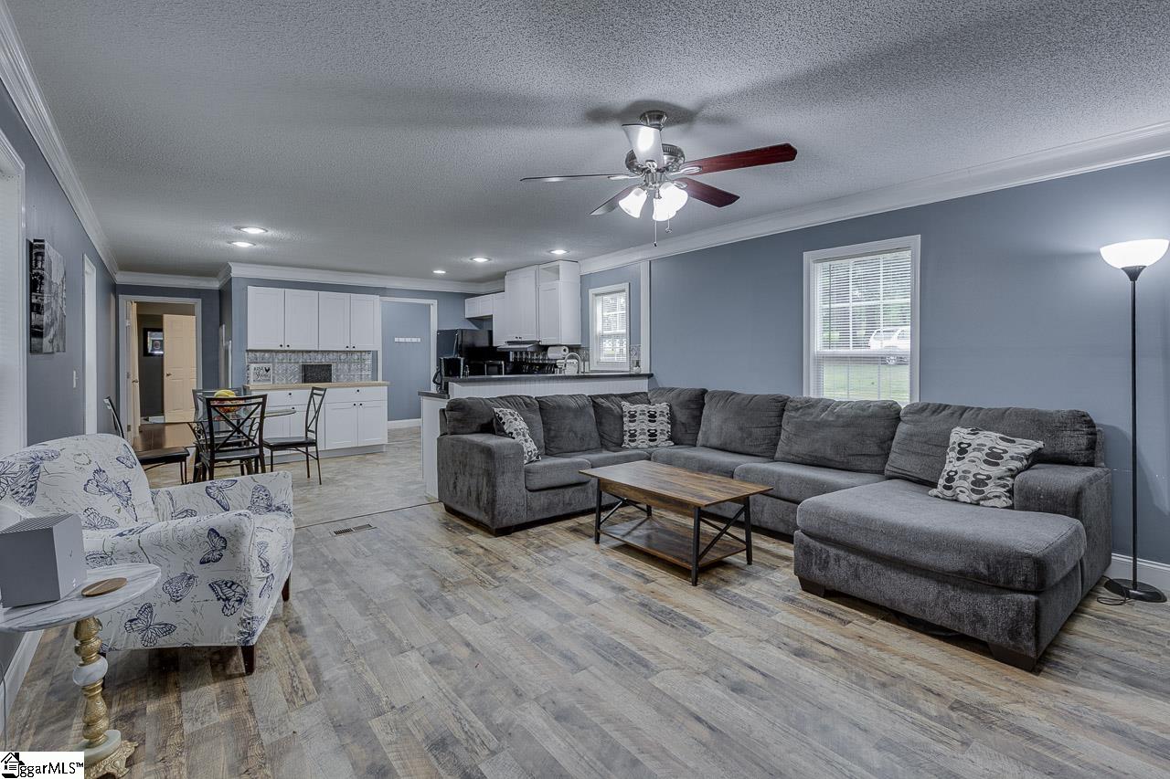 561 Waspnest Road Wellford, SC 29835