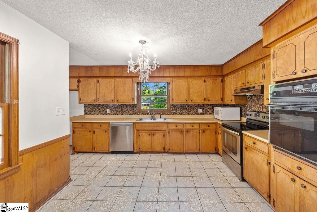 307 Pine Lake Court Spartanburg, SC 29301