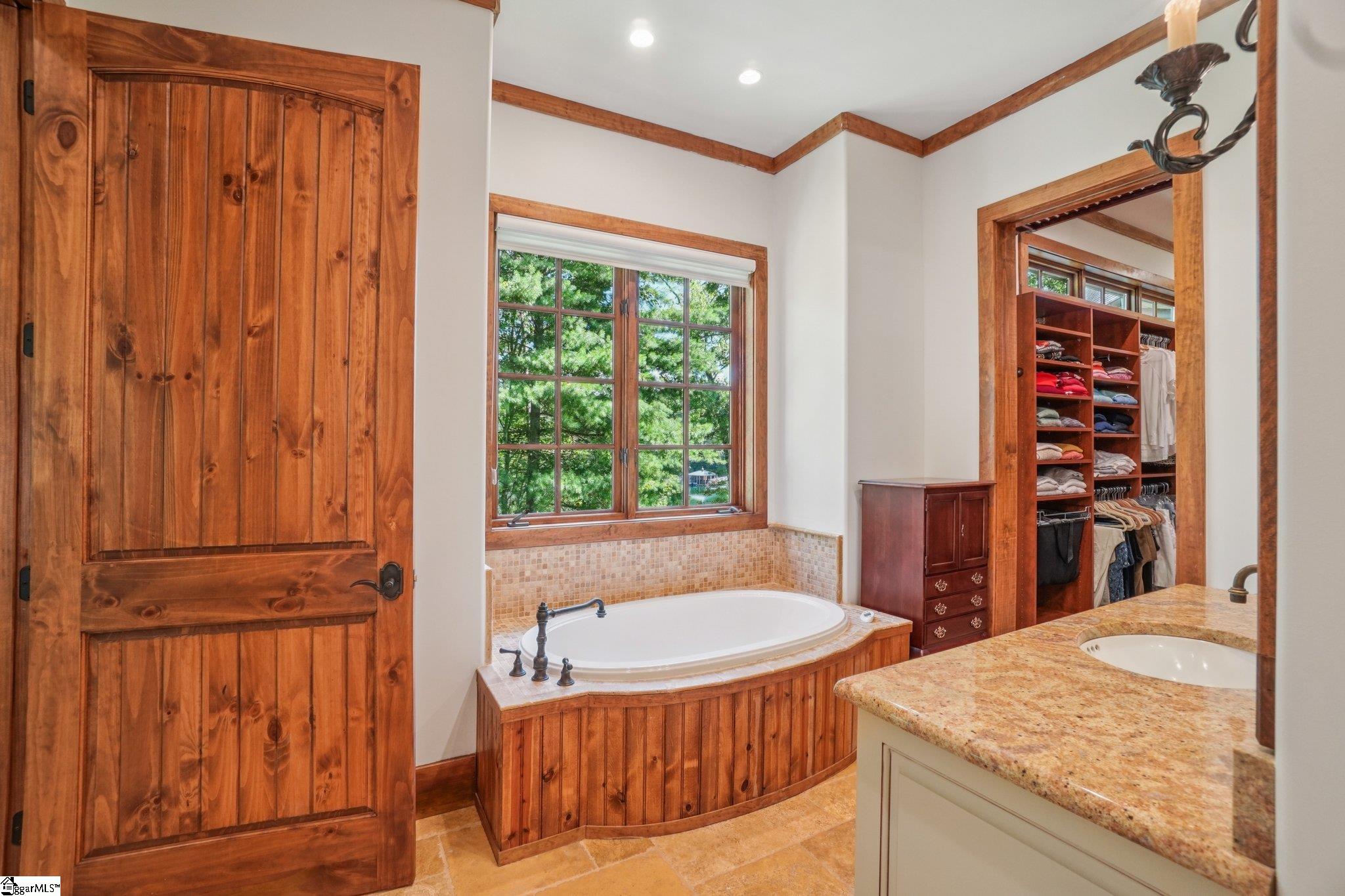 812 Lake View Court Salem, SC 29676