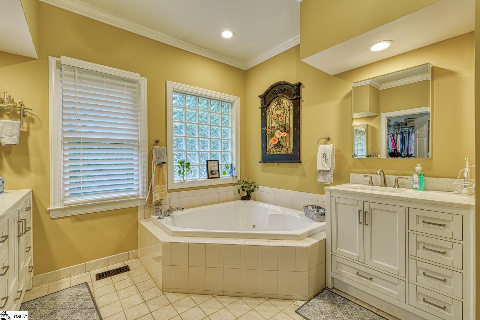 335 Hillcove Point Wellford, SC 29385