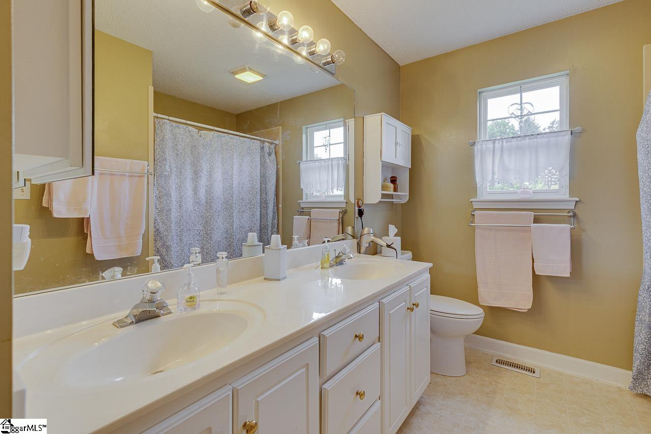 2109 Rolling Green Road Anderson, SC 29621