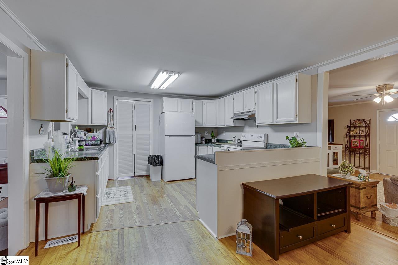 3332 Highway Gray Court, SC 29645