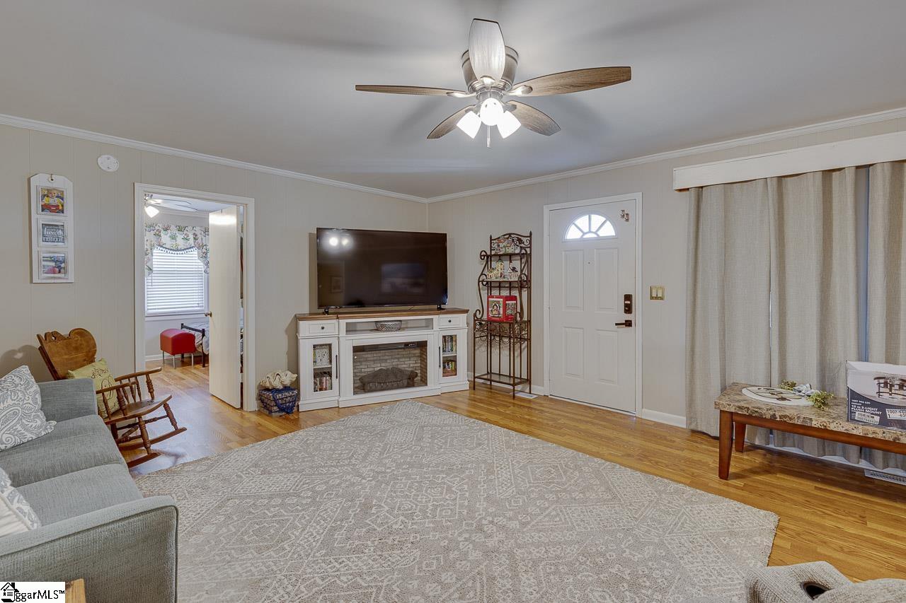 3332 Highway Gray Court, SC 29645