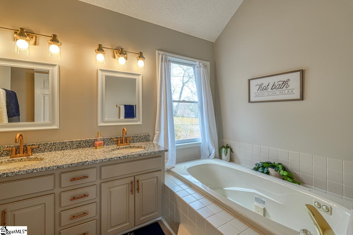 225 W Killarney Lake Moore, SC 29369