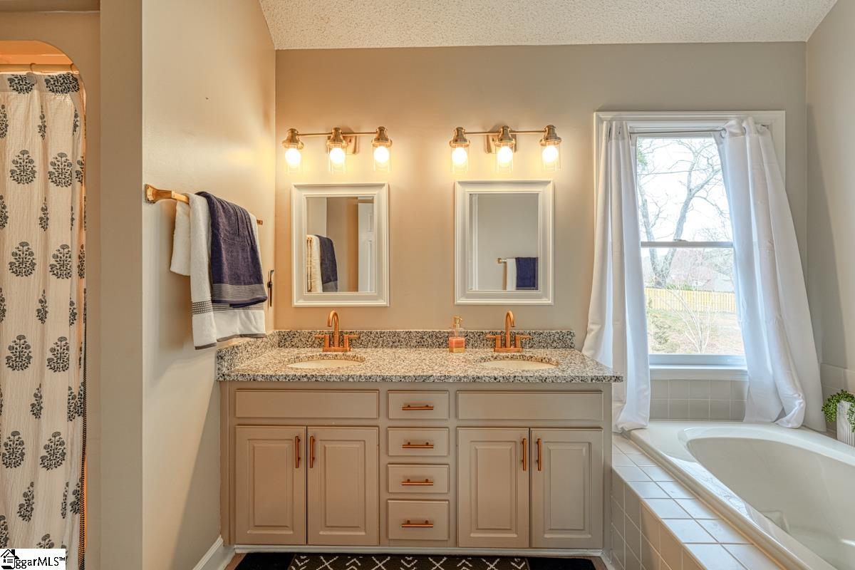 225 W Killarney Lake Moore, SC 29369