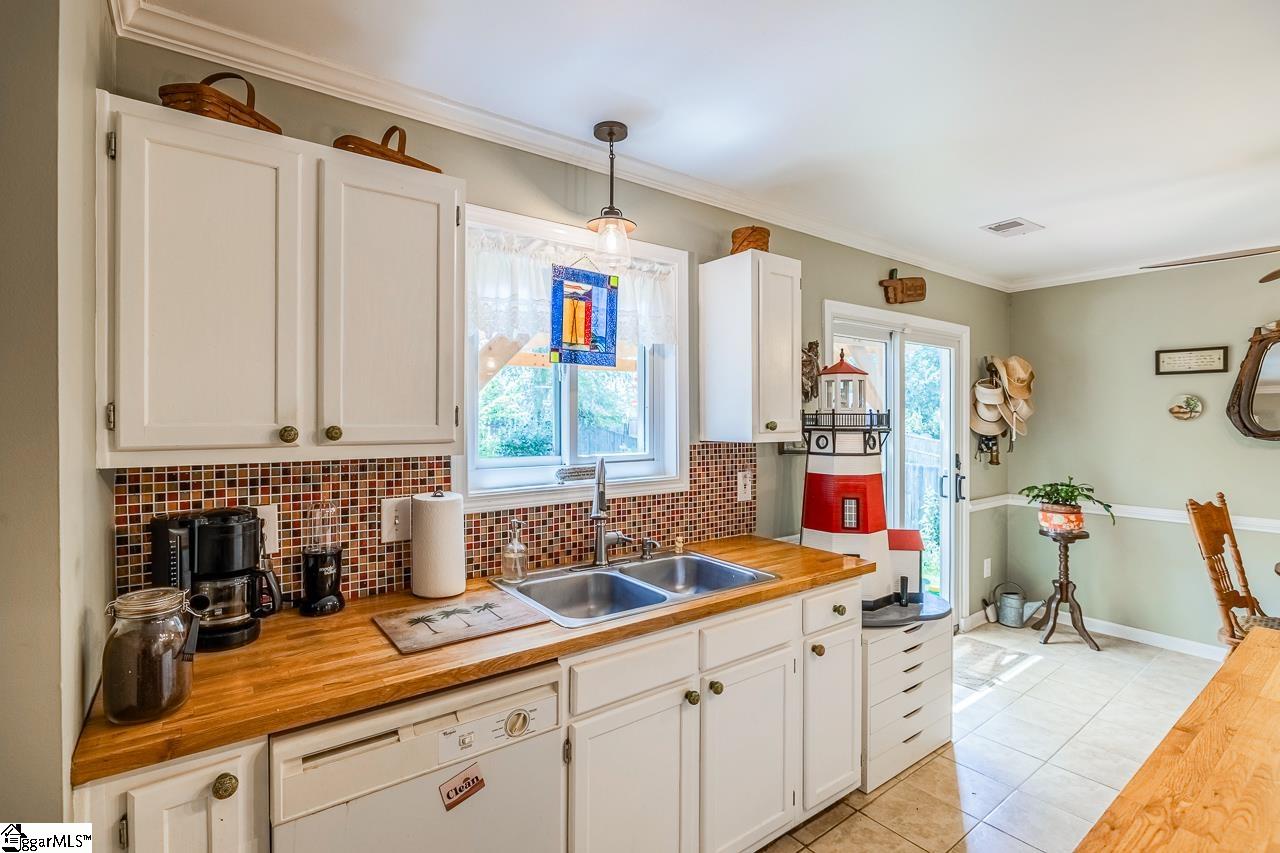 620 Fairview Lake Way Simpsonville, SC 29680