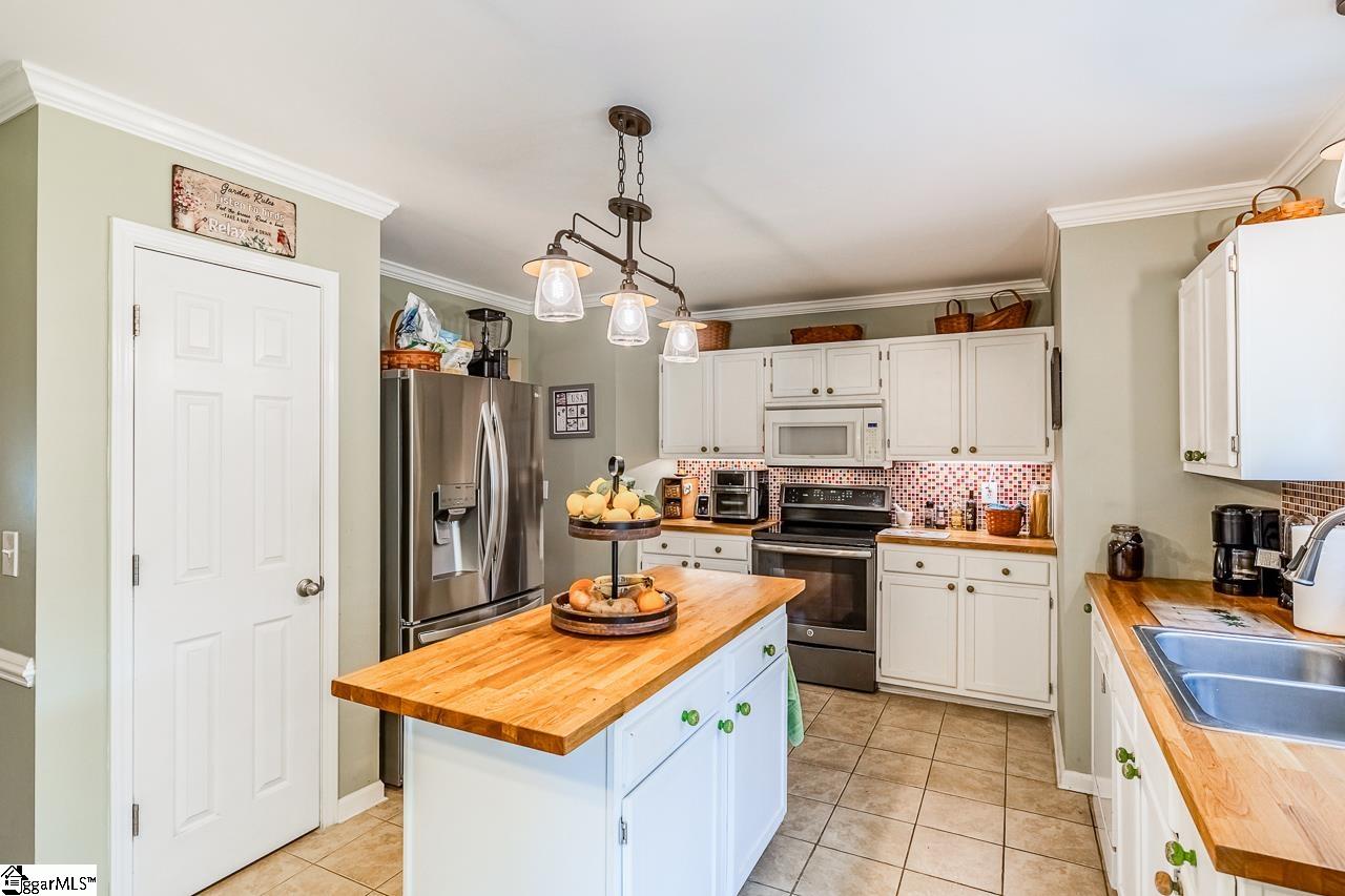 620 Fairview Lake Way Simpsonville, SC 29680