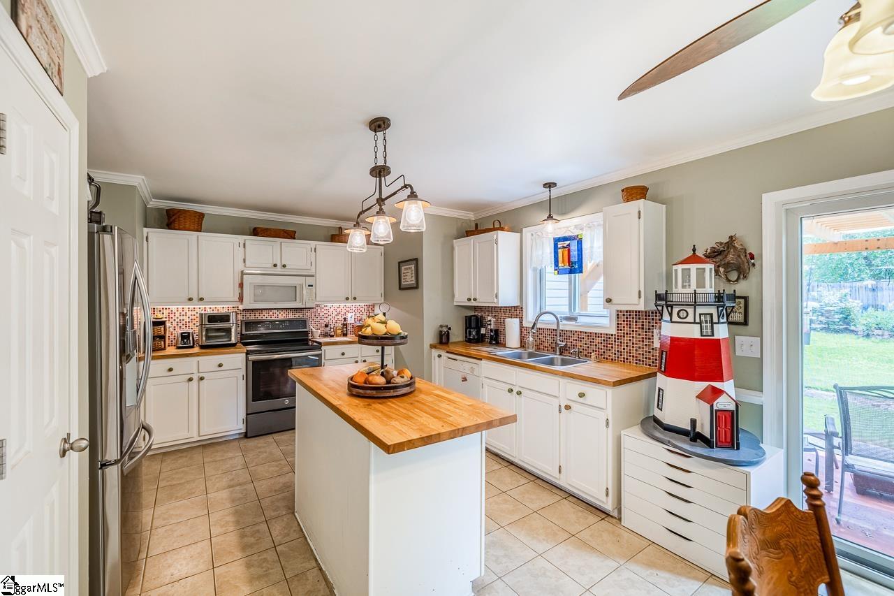 620 Fairview Lake Way Simpsonville, SC 29680