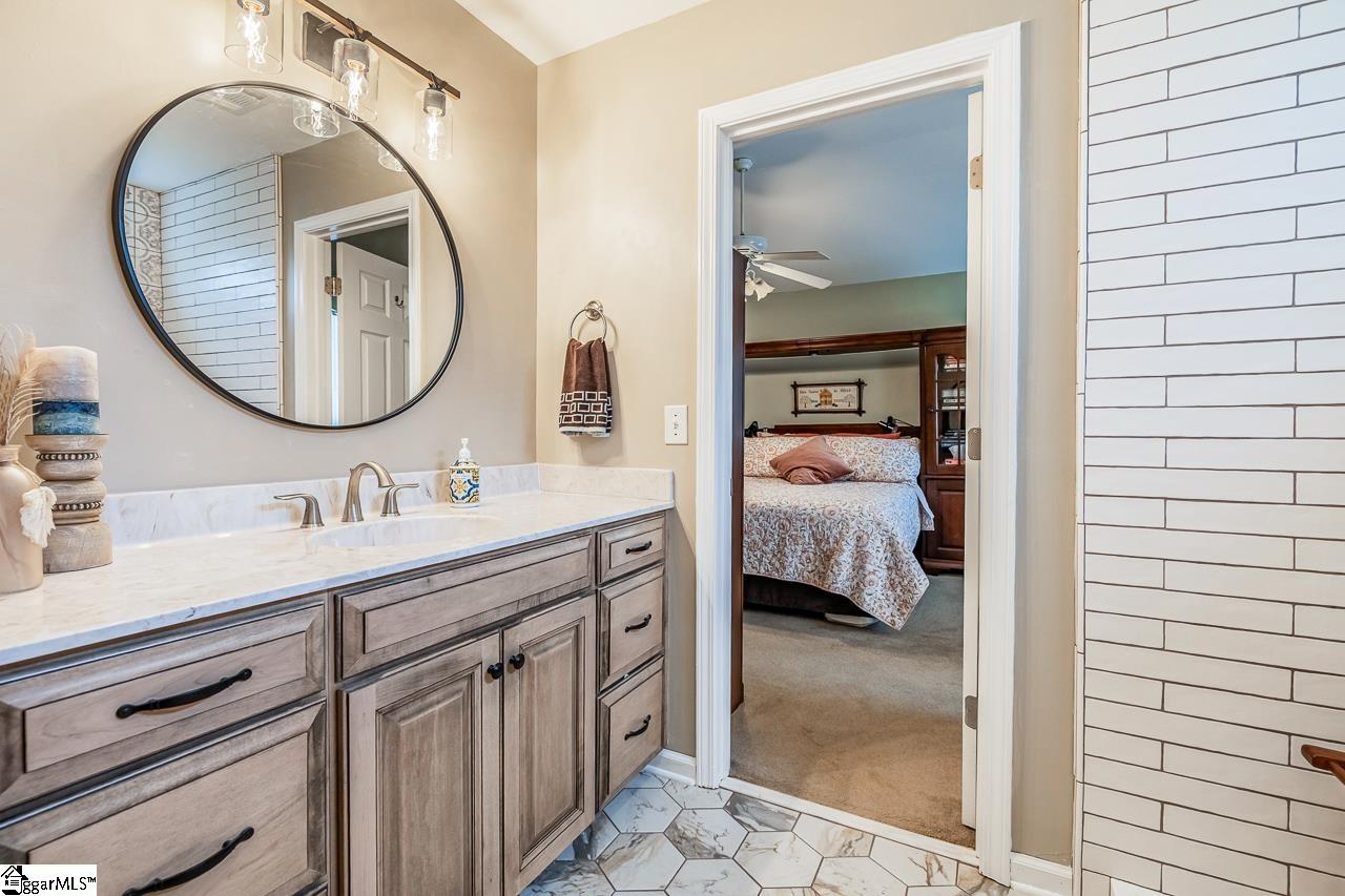 620 Fairview Lake Way Simpsonville, SC 29680