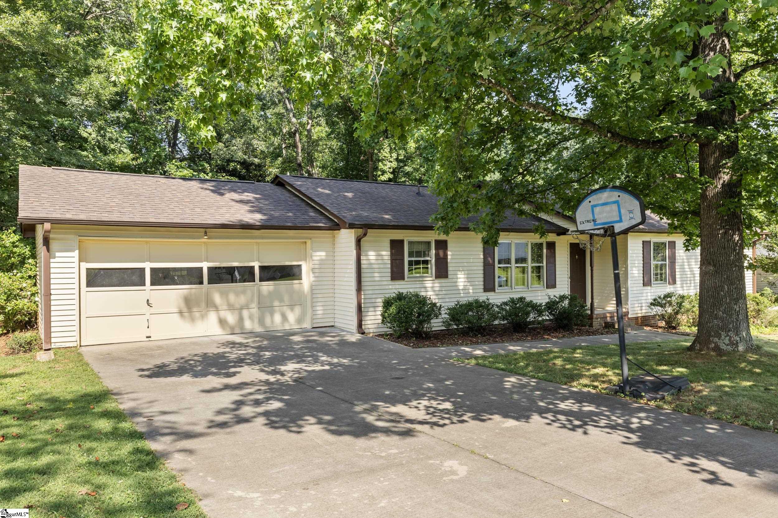 816 Brentwood Way Simpsonville, SC 29680