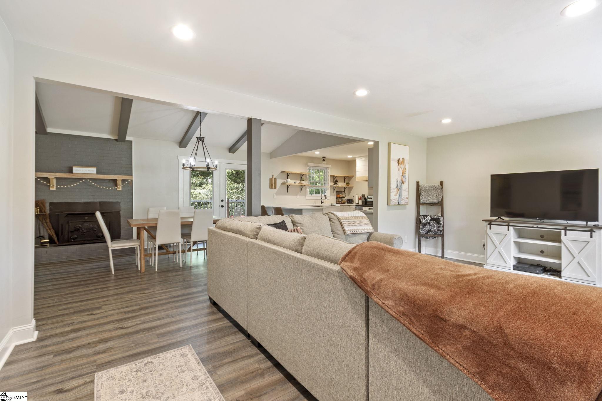 6 N Oak Forest Drive Greenville, SC 29617