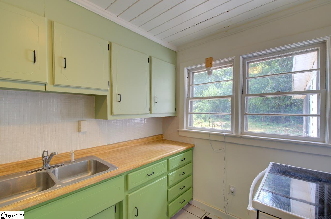 494 Longview Drive Spartanburg, SC 29303