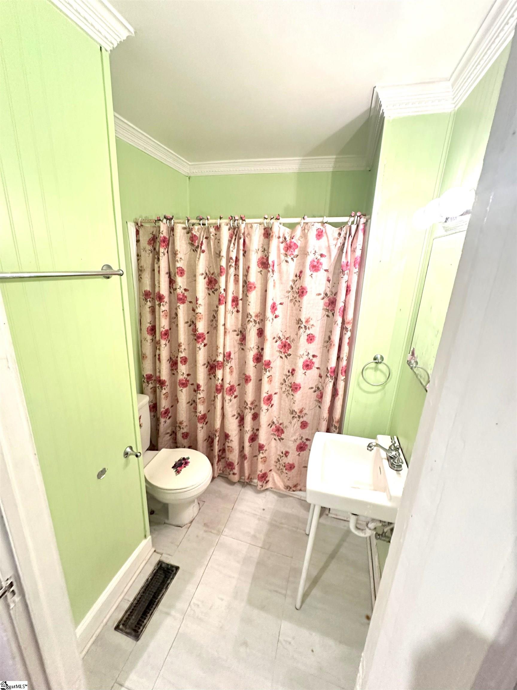 806 Perry Drive Greenville, SC 29609