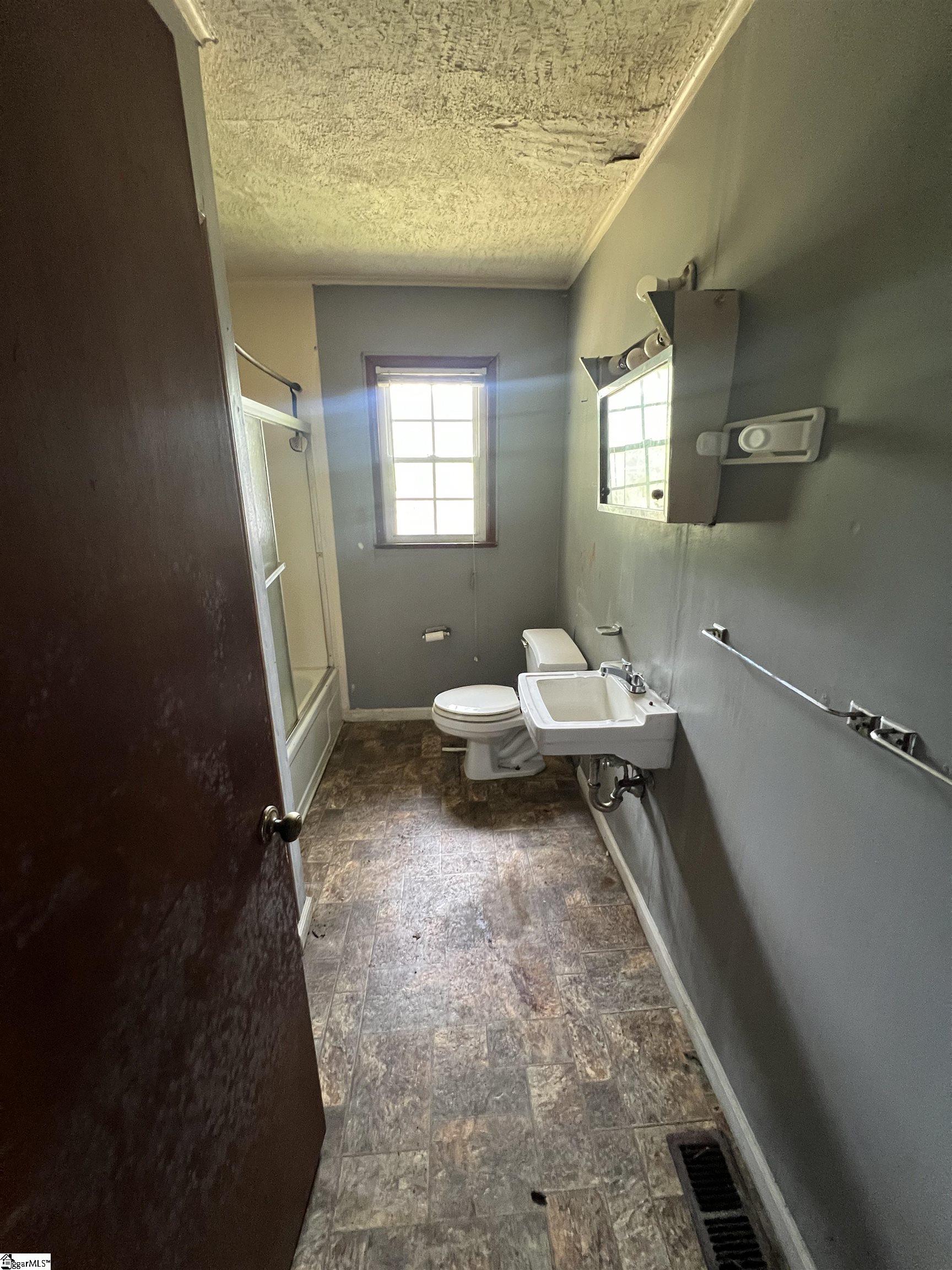 656 S Center Street Spartanburg, SC 29301