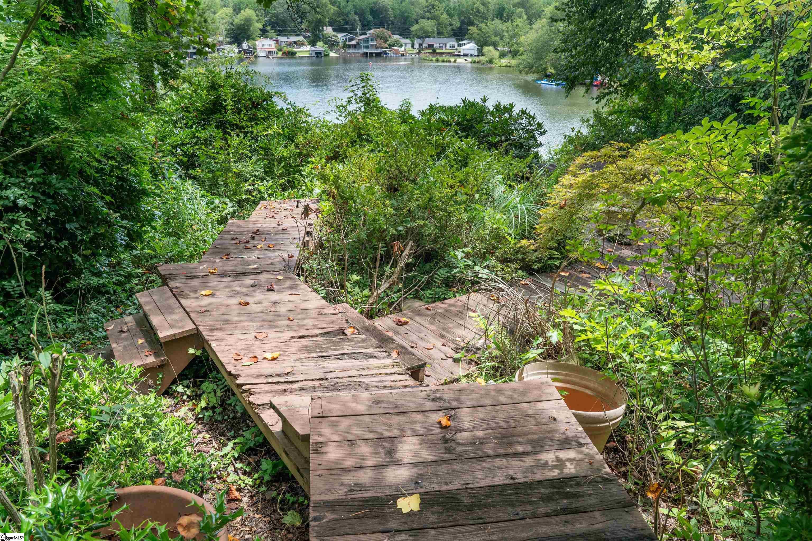 1516 W Lakeshore Drive Landrum, SC 29356